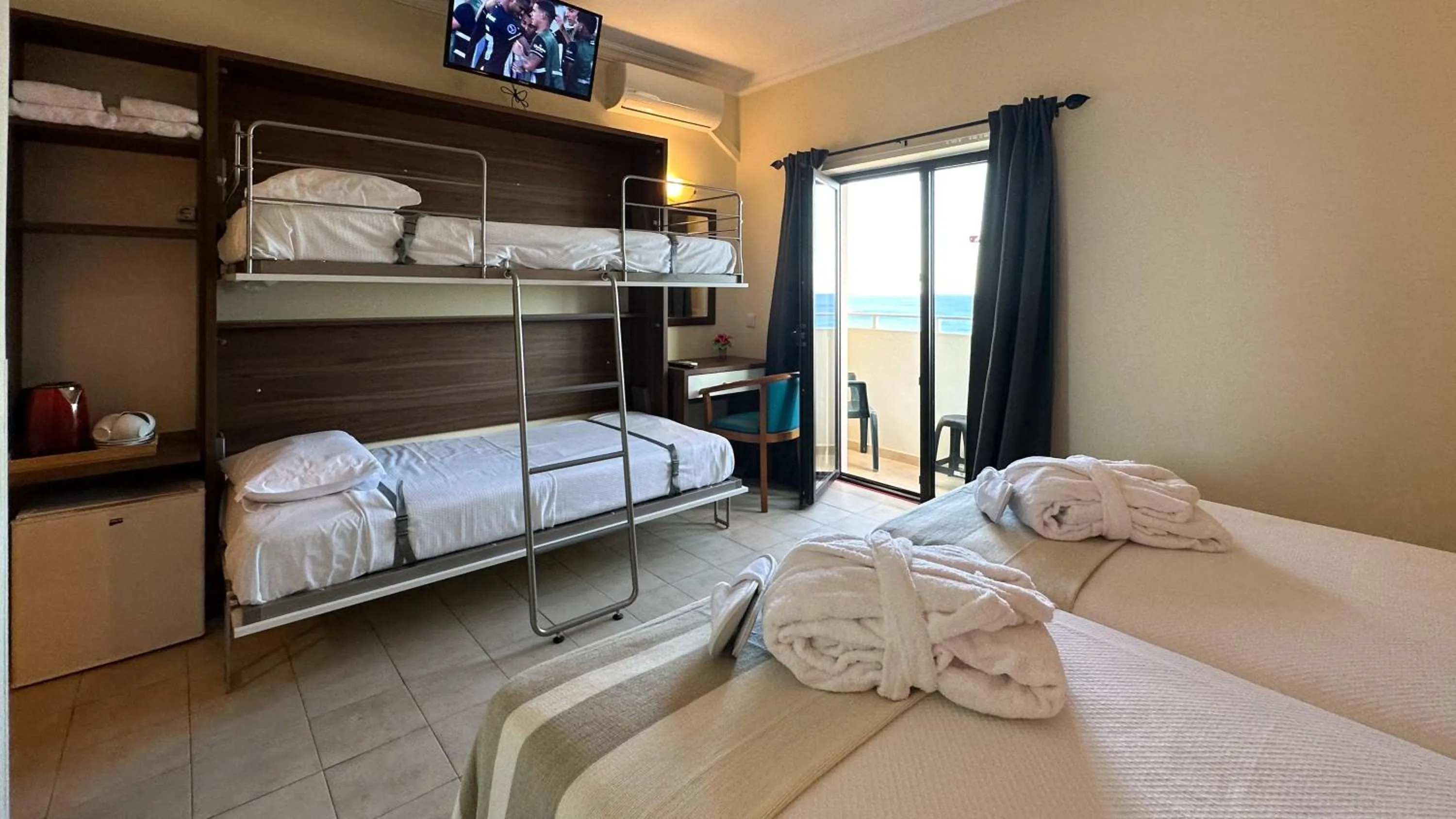 TV and multimedia, Bed in Hotel Avenida Praia