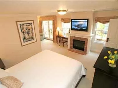 Bed in The Gables Inn Sausalito