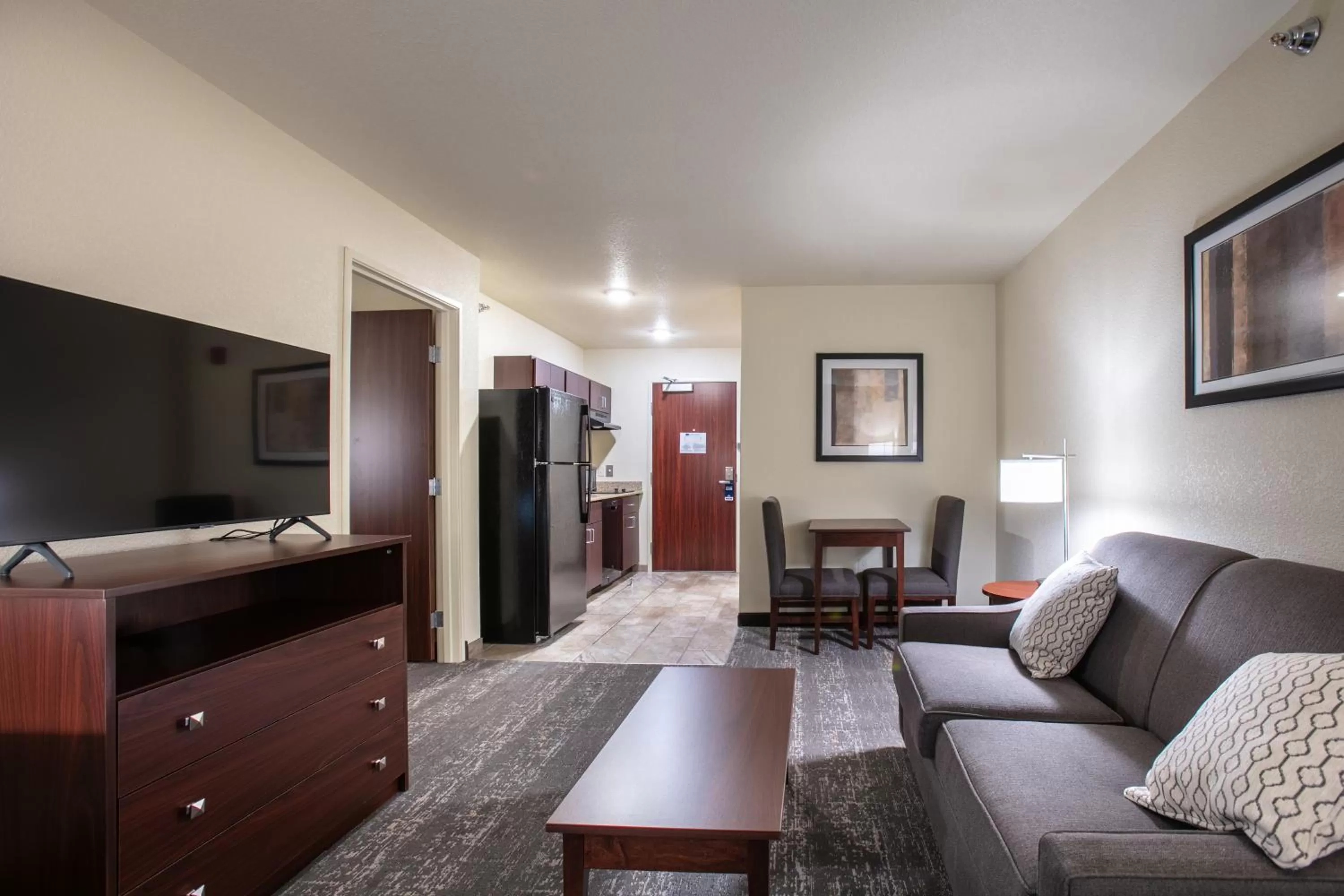 Living room, Bed in Cobblestone Inn & Suites - Pine Bluffs