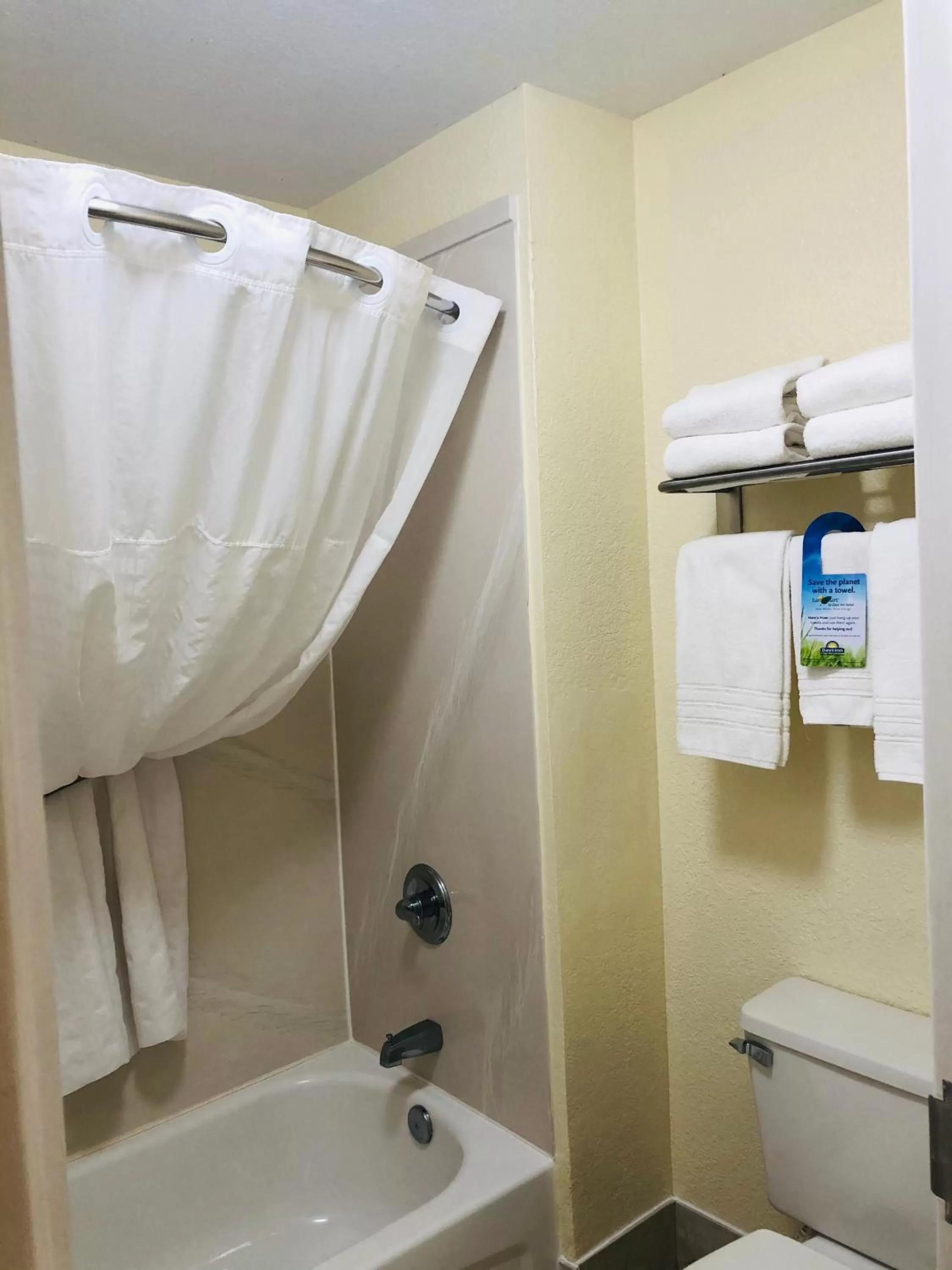 Days Inn & Suites by Wyndham Navarre - near Beaches Hurlburt