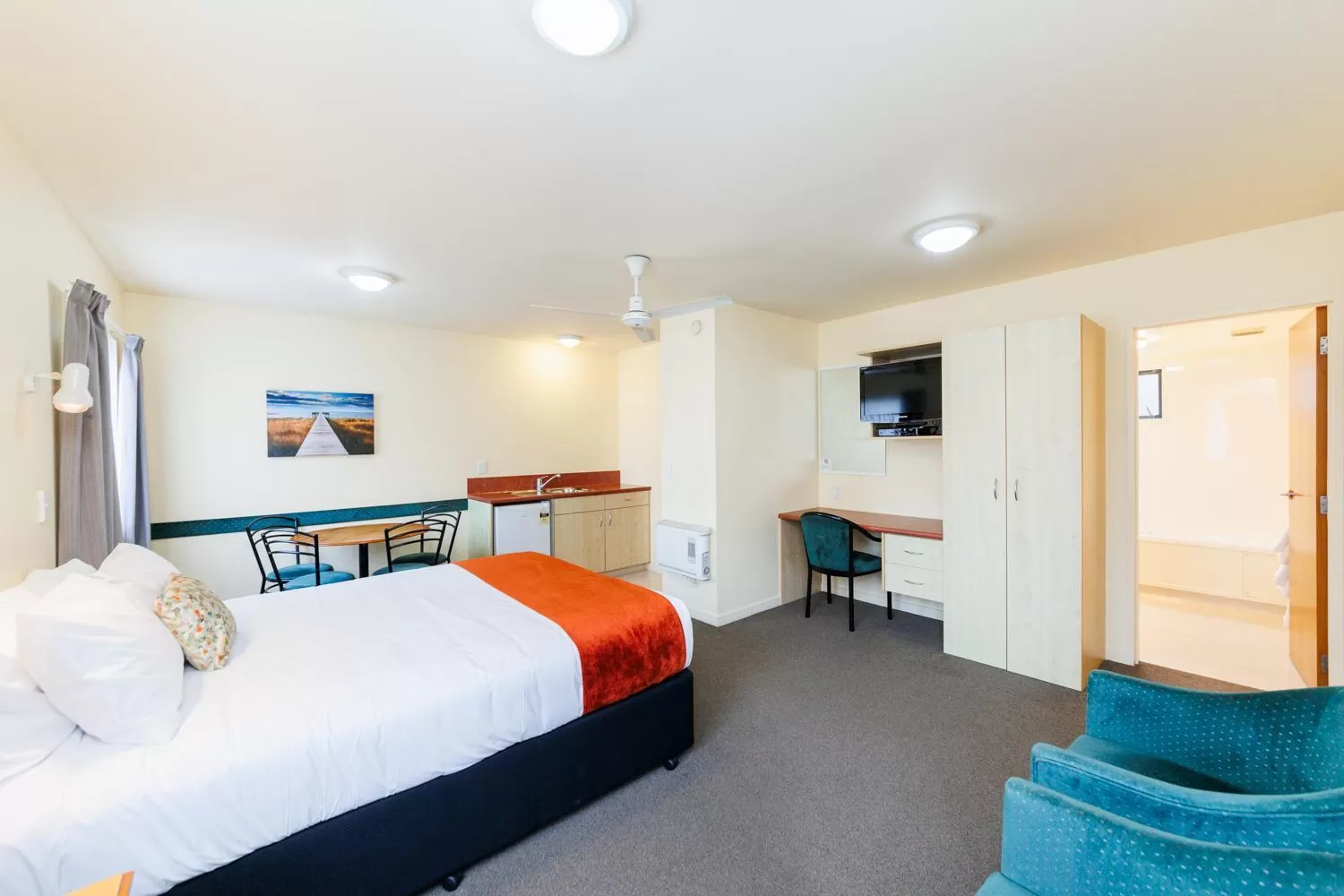 Photo of the whole room, Bed in Bella Vista Motel Palmerston North