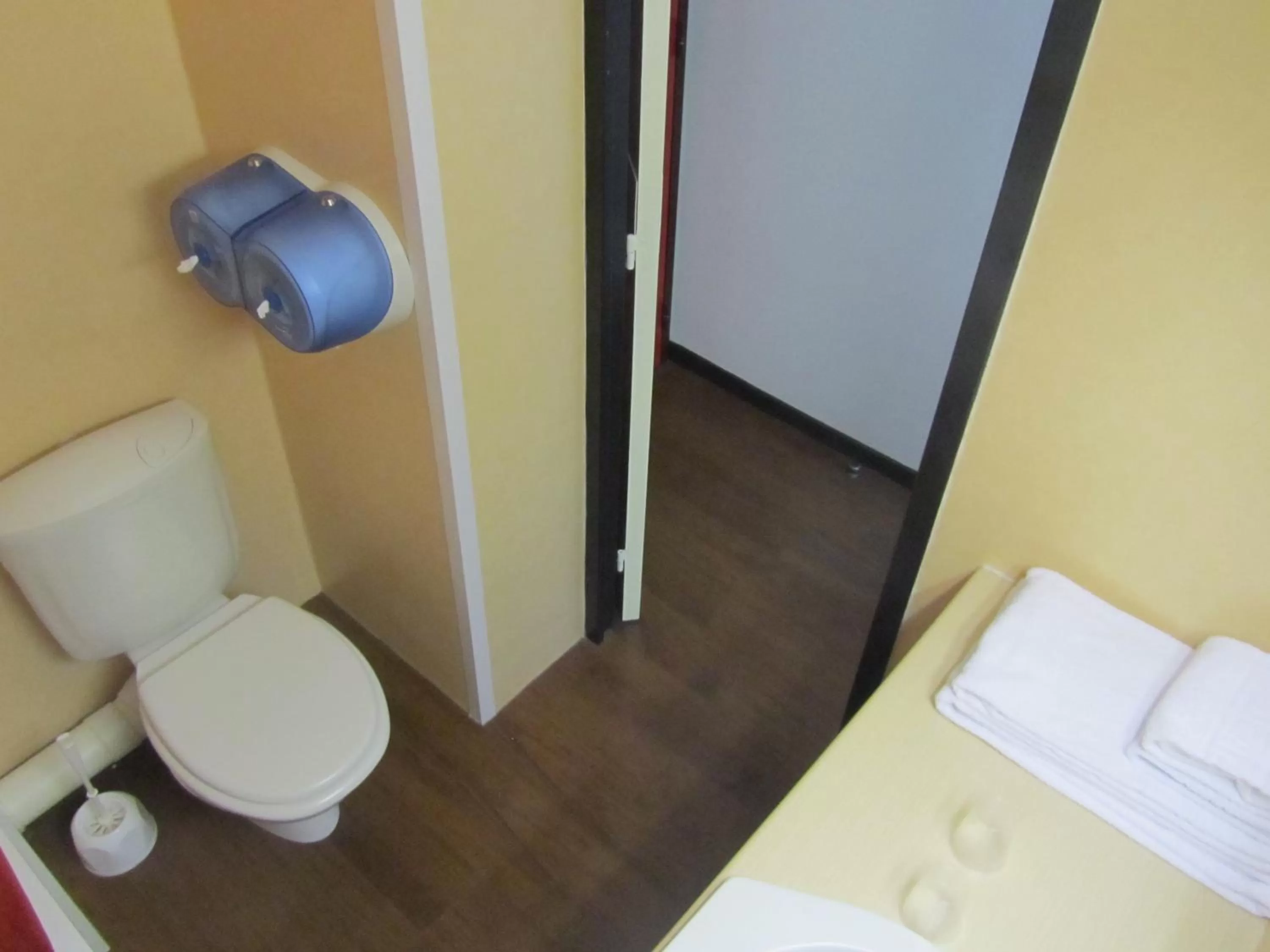 Toilet in Hôtel Le Saint Joseph