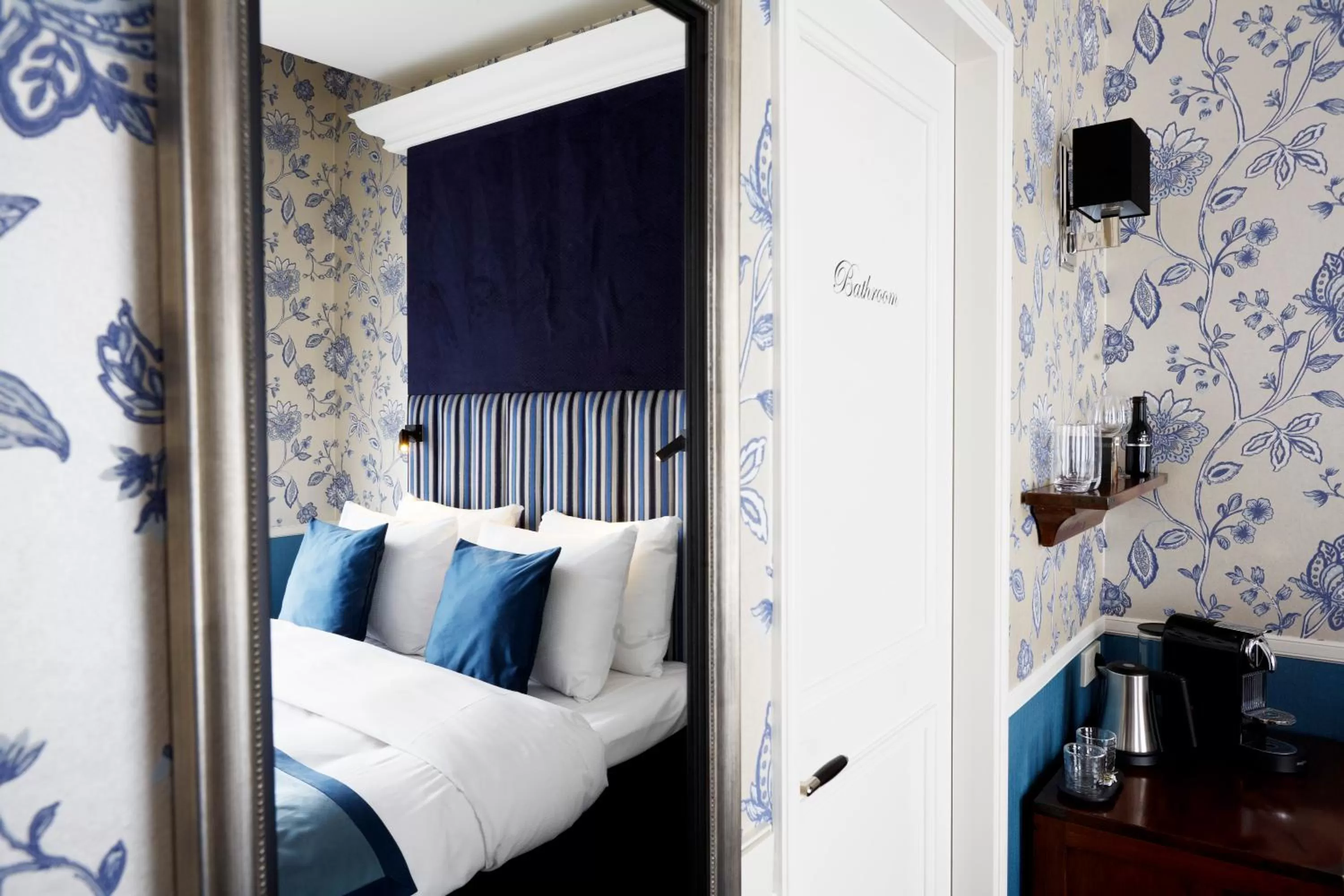 Bedroom, Bed in Carlton Ambassador