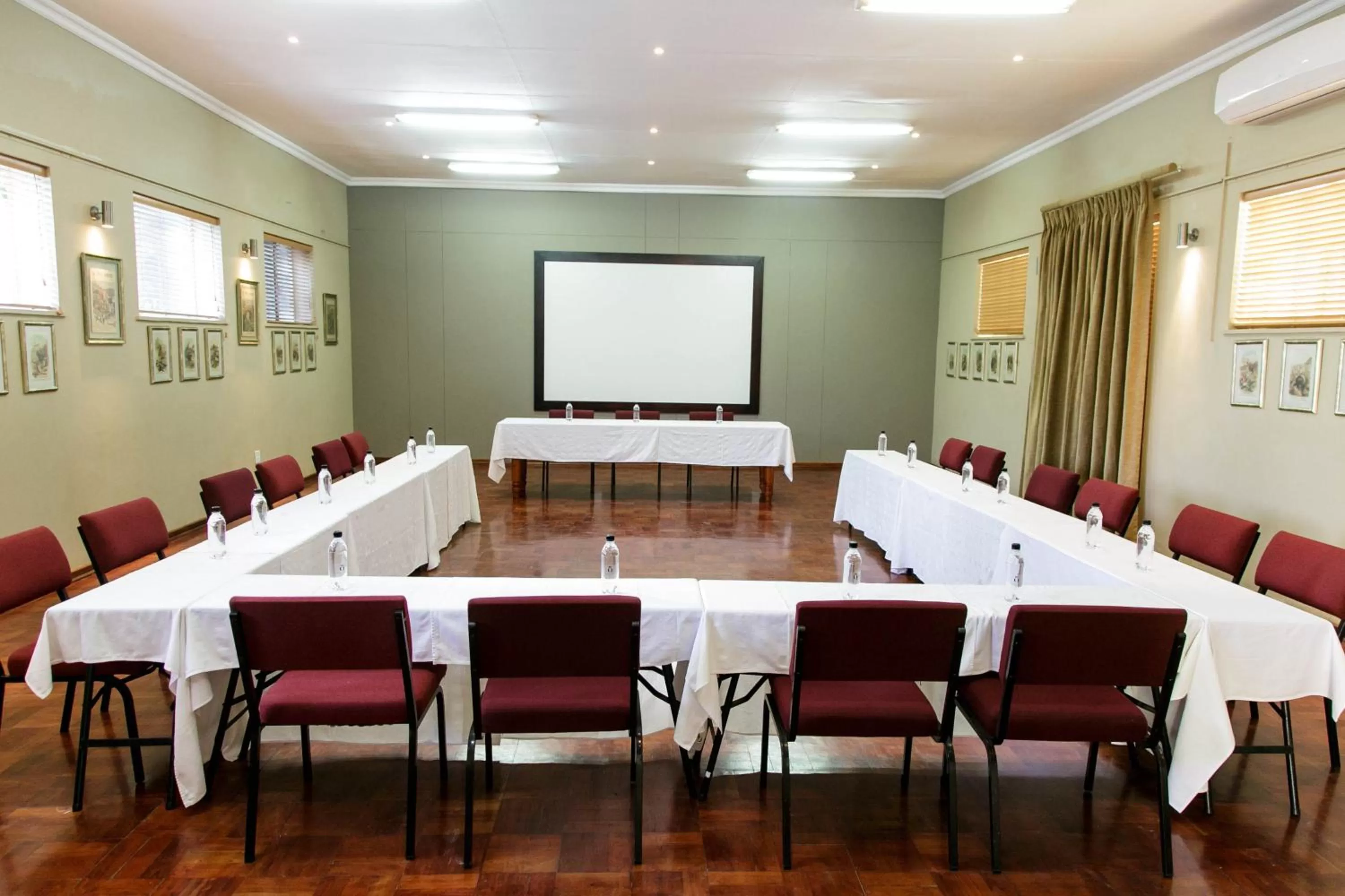Banquet/Function facilities in Queen's Hotel by BON Hotels