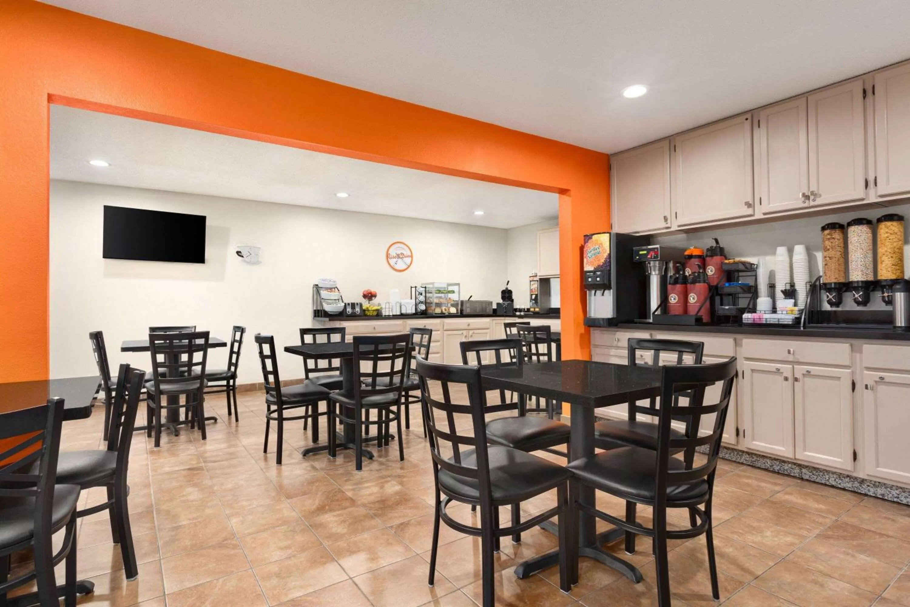 Restaurant/places to eat in Howard Johnson by Wyndham Waterloo/Cedar Falls