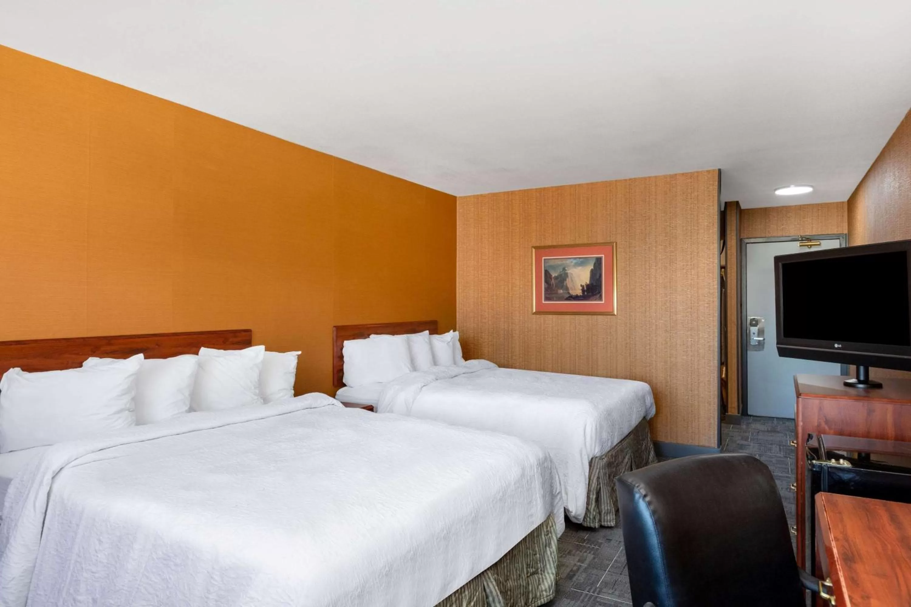 Photo of the whole room in Howard Johnson by Wyndham Gillette