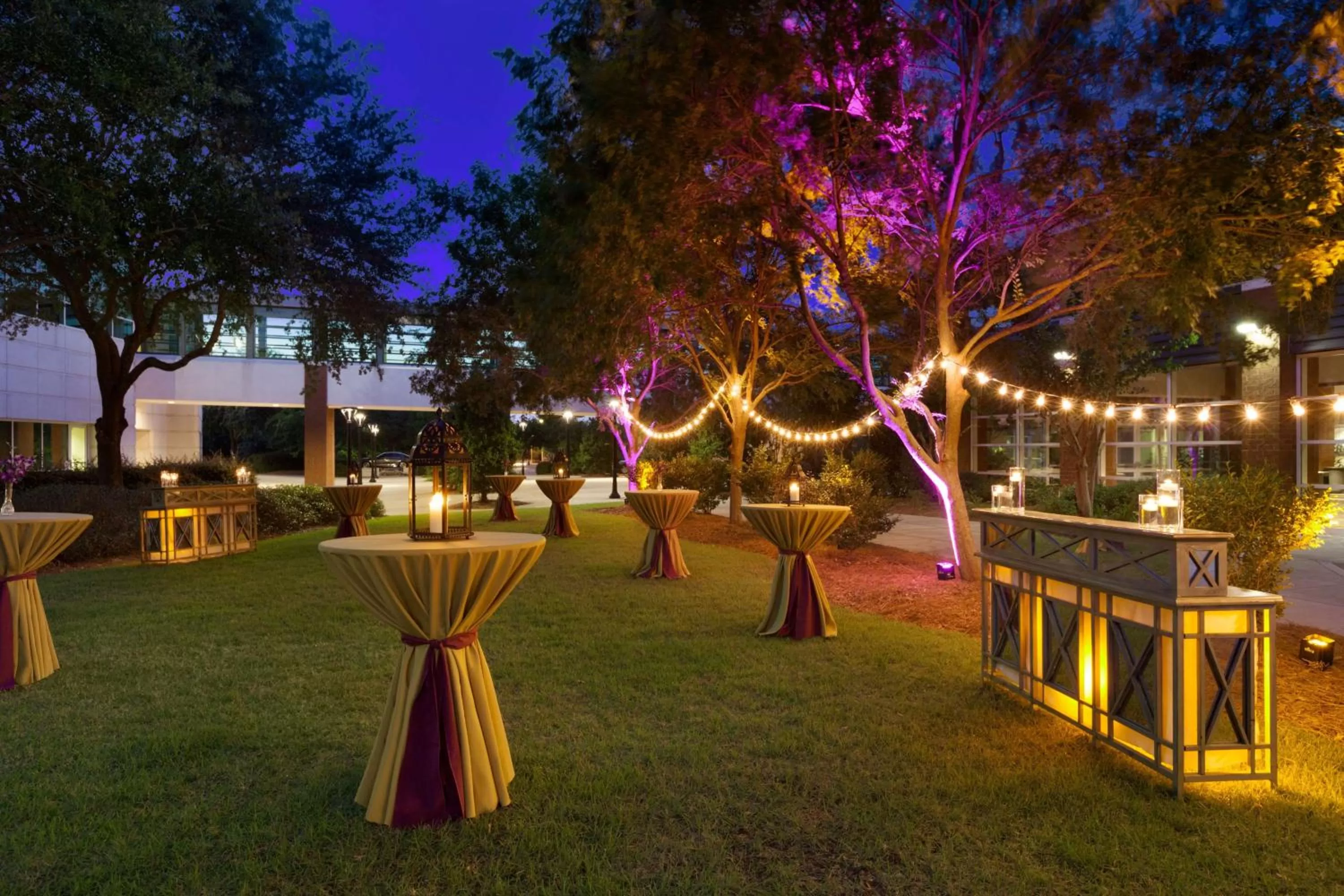 Dining area in Embassy Suites North Charleston Airport Hotel Convention