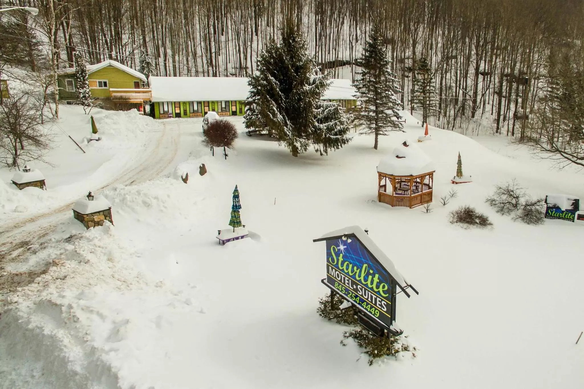 Winter in Starlite Motel & Suites