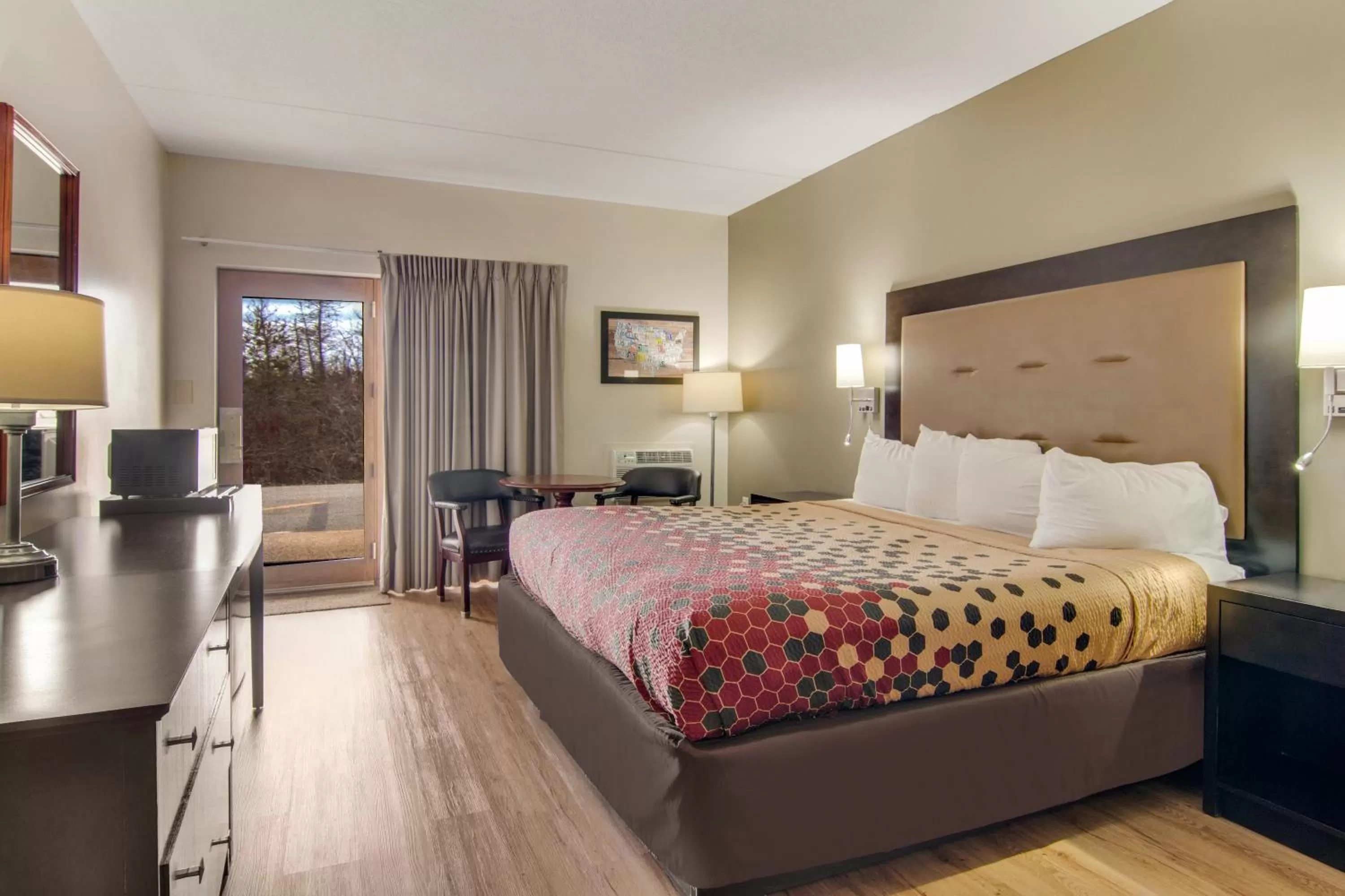 Bed in Econo Lodge Cadillac by Choice