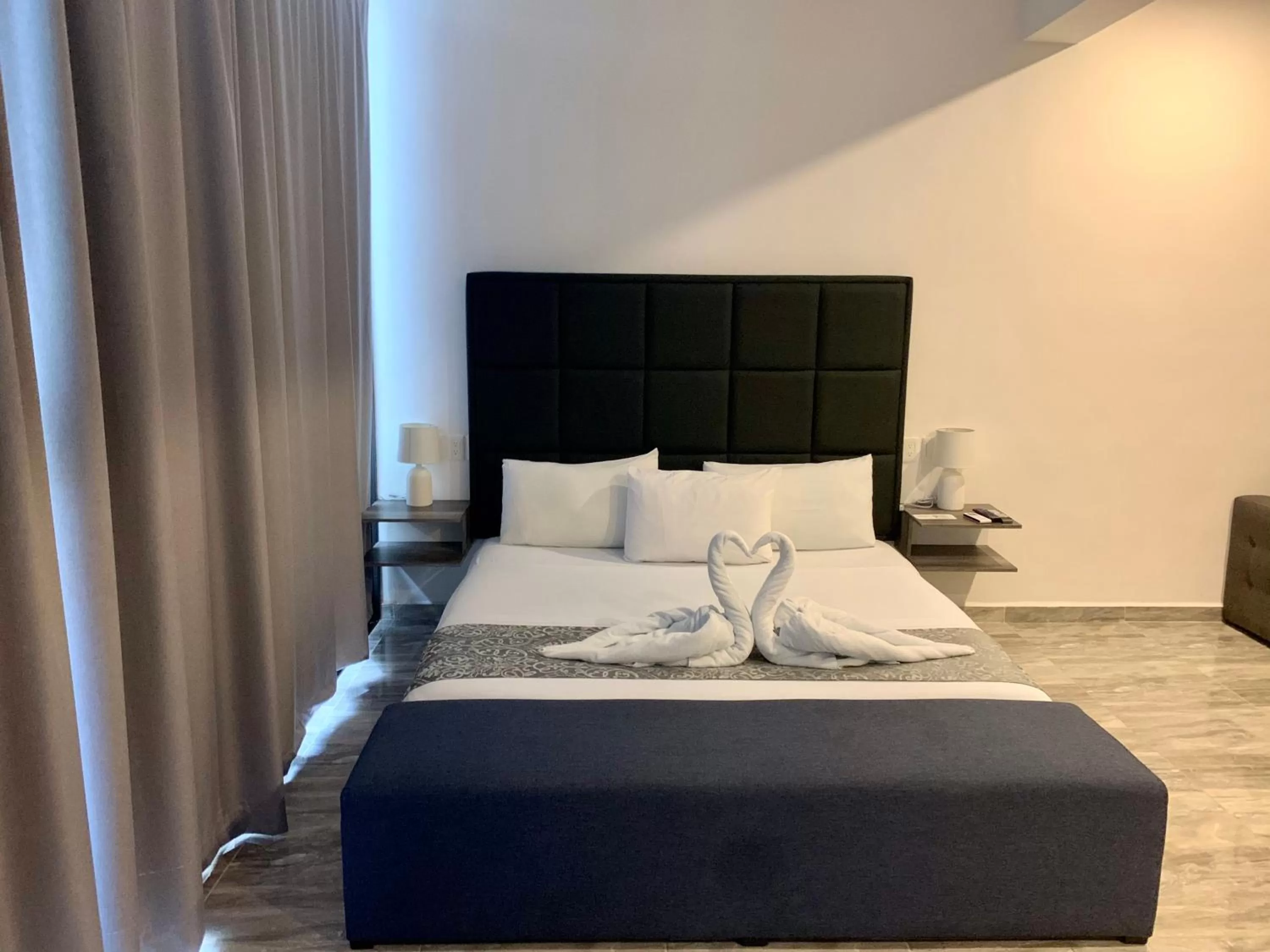 King Suite with Balcony in SILVERSANDS Hotel Boutique - 5Th Ave