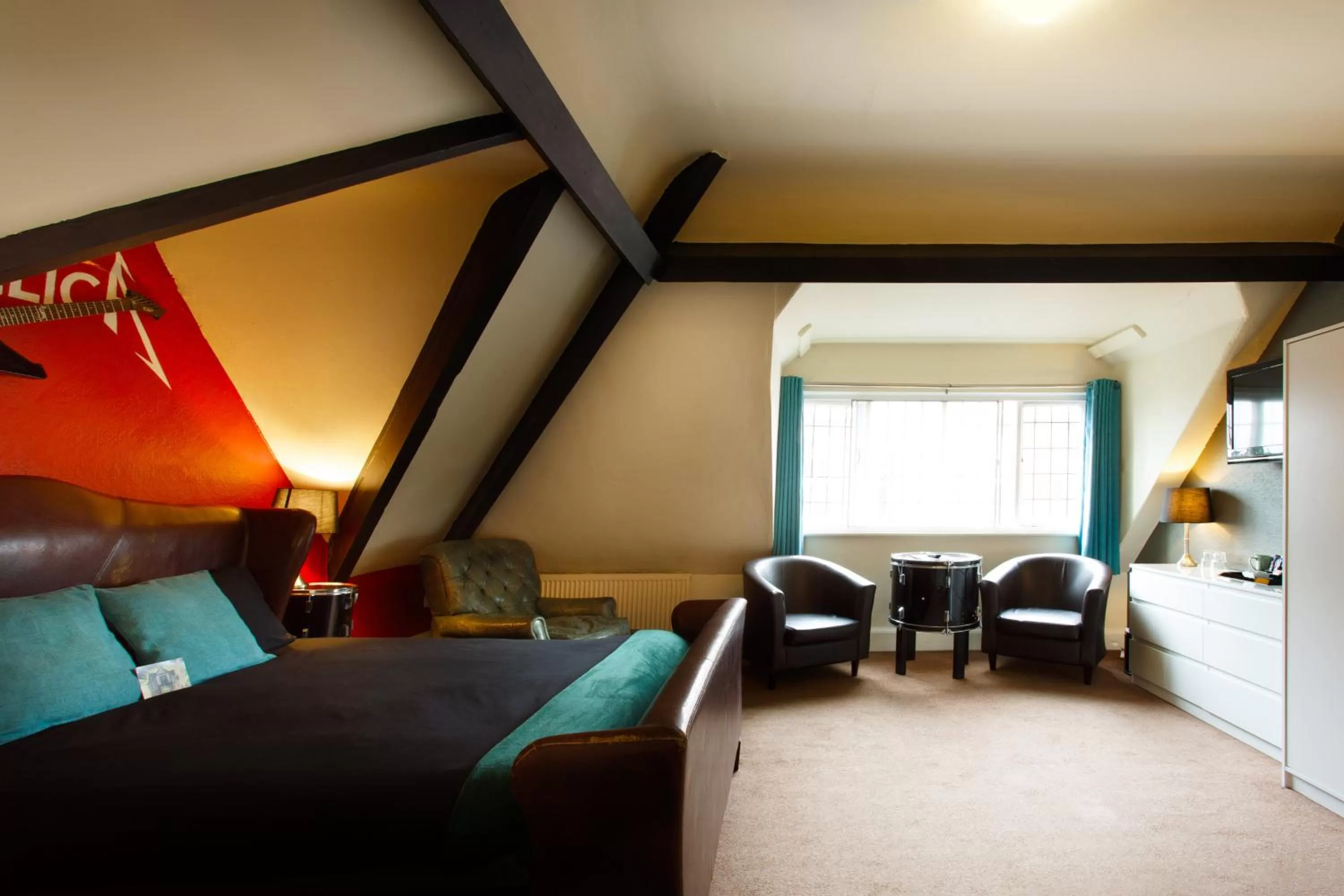 Bedroom in The Saddle Inn