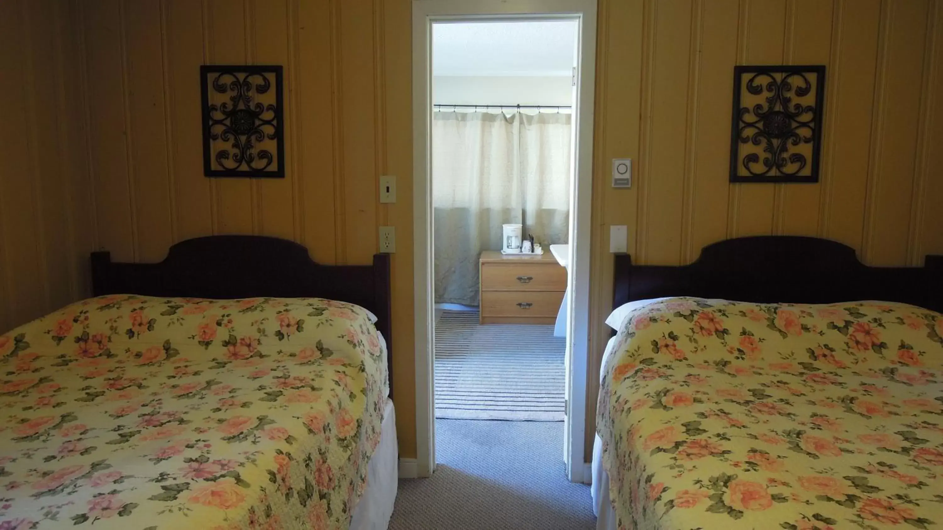 Queen Room with Two Queen Beds in Swiss Chalets Motel Queen Room with Two Queen Beds in Swiss Chalets Motel