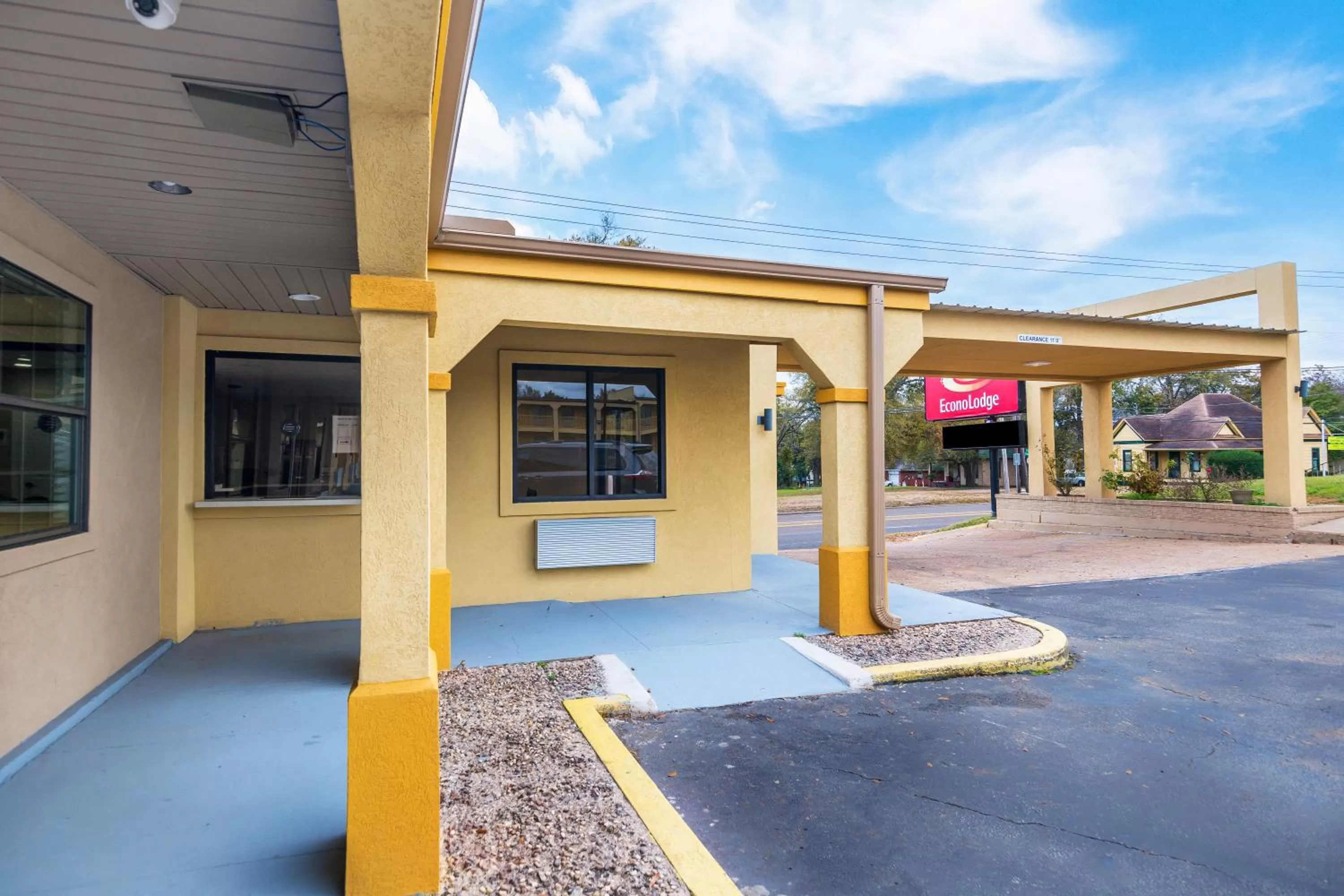 Facade/entrance in Super 8 by Wyndham Palestine TX