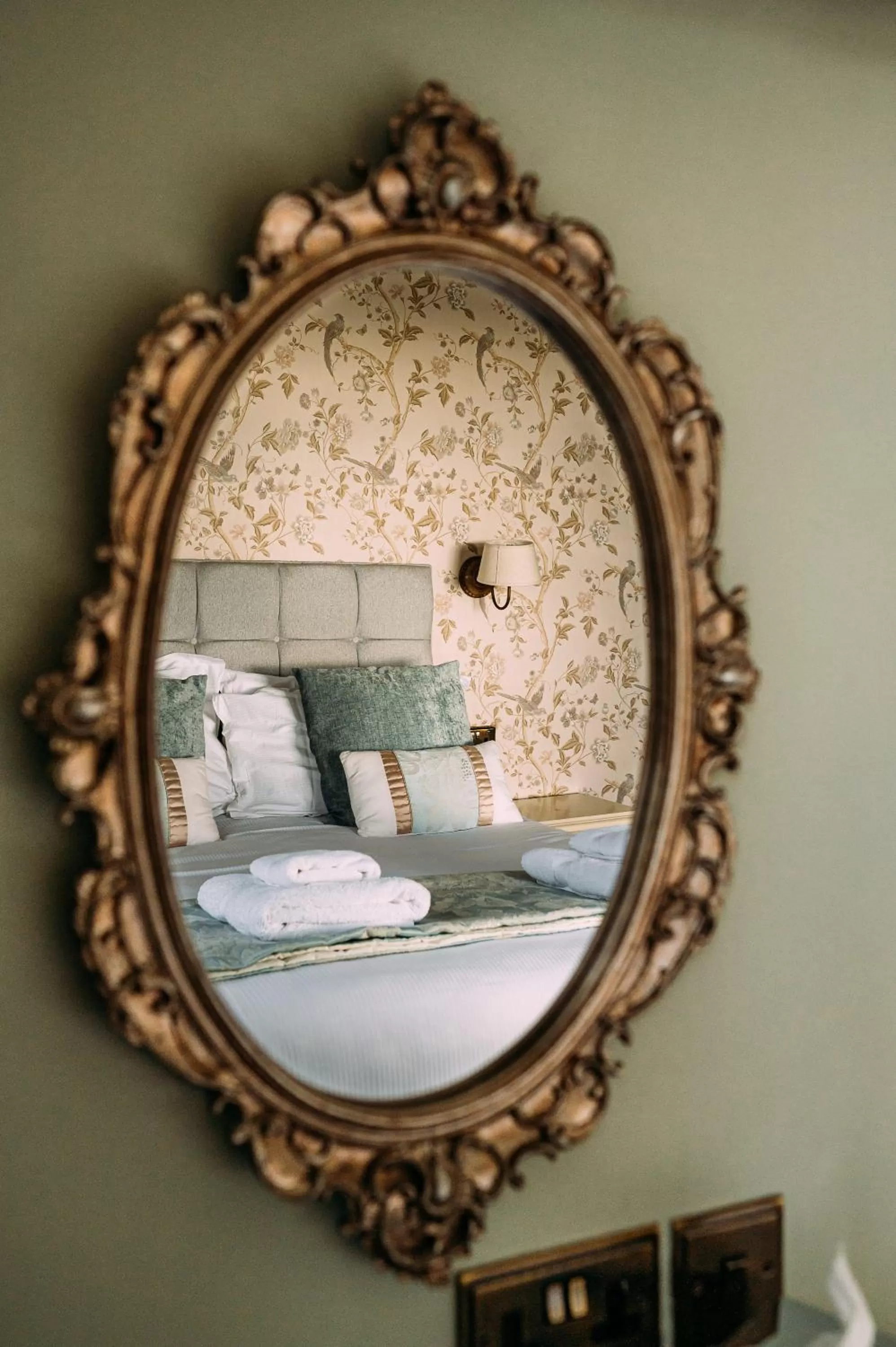 Bathroom, Bed in The Queens Hotel