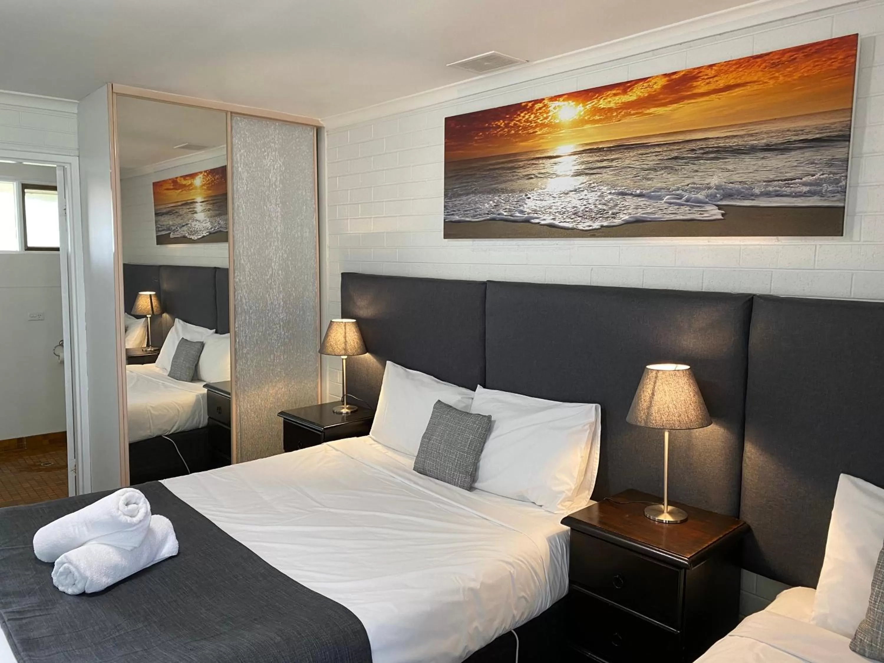 towels, Bed in Frankston Motel