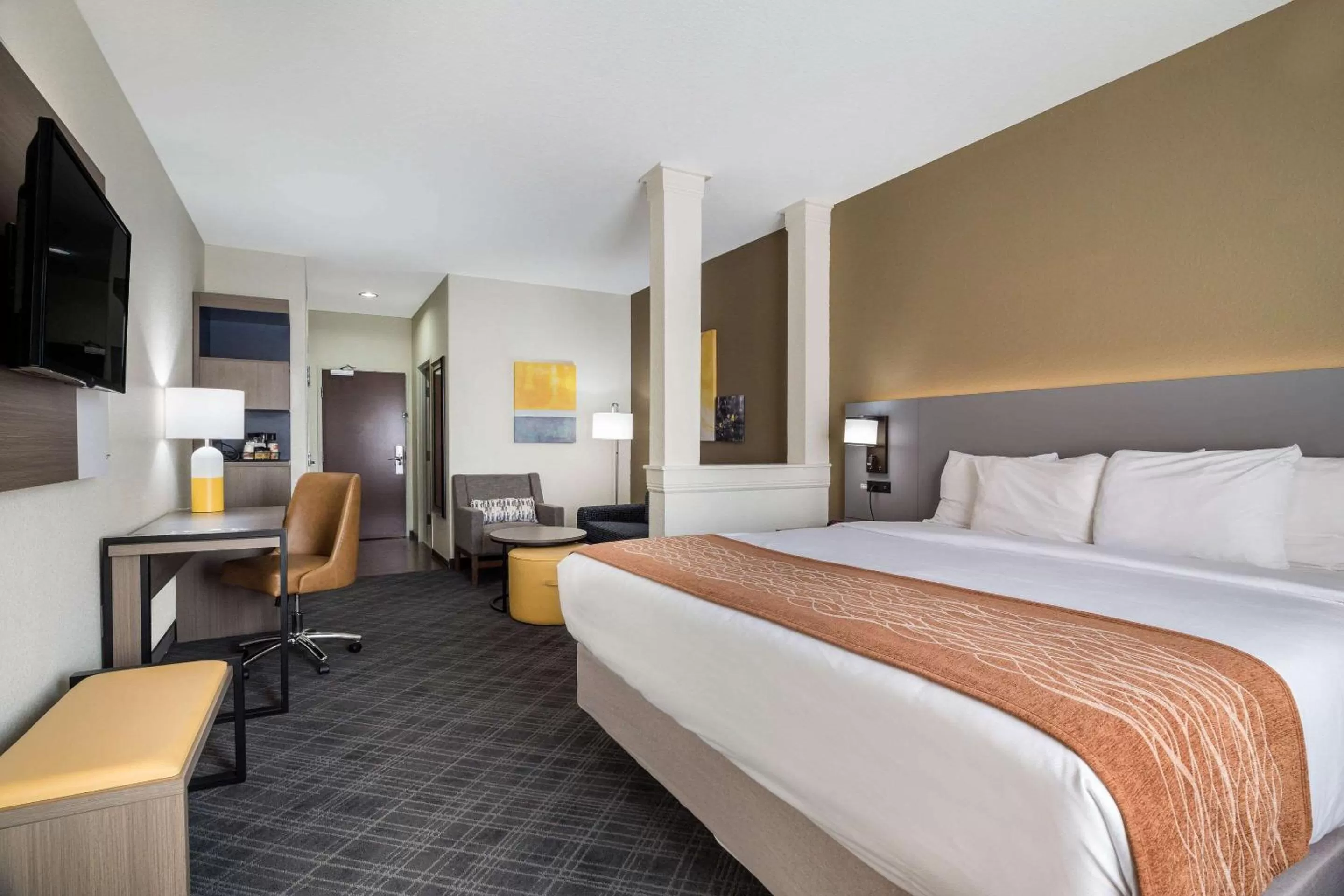 Bedroom, Bed in Comfort Inn & Suites Victoria North