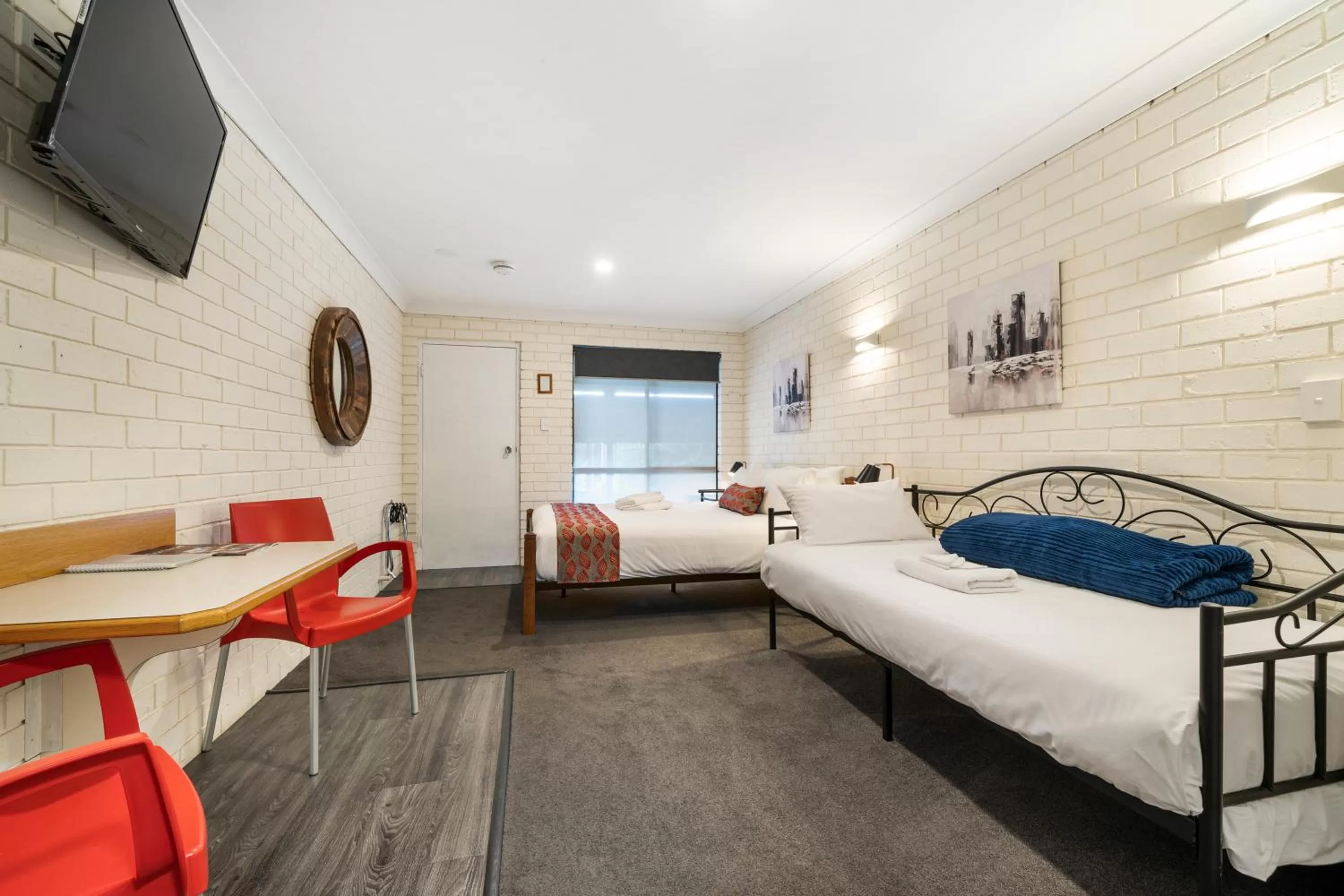 Photo of the whole room, Bed in Esk Wivenhoe Motor Inn