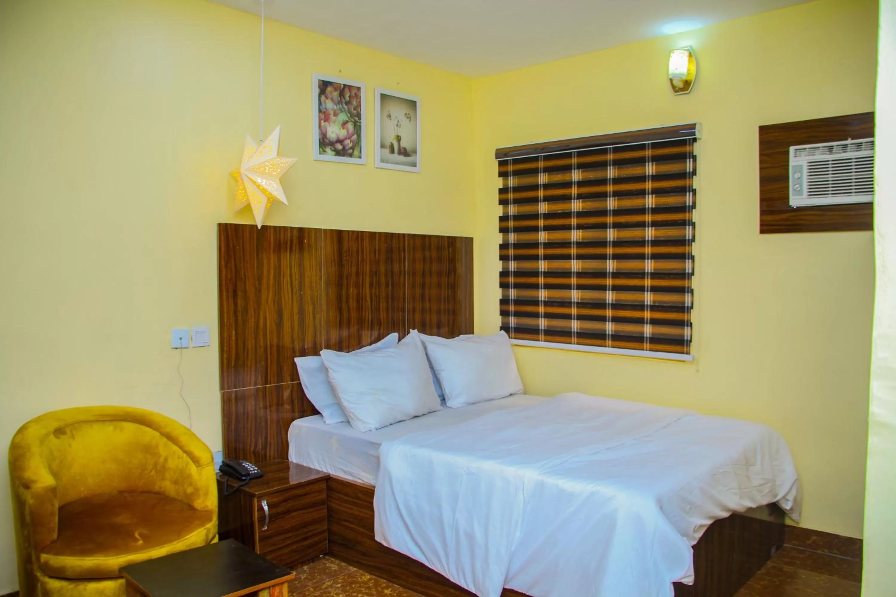 Bedroom, Bed in ONTARIO SUITES