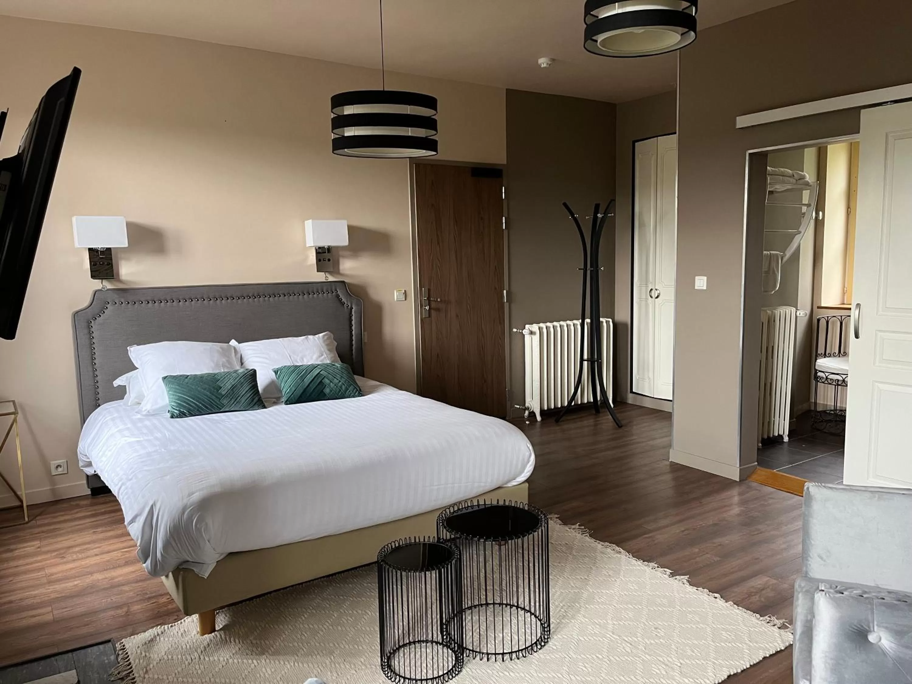 Bed in Hôtel La Vinaigrerie LOGIS