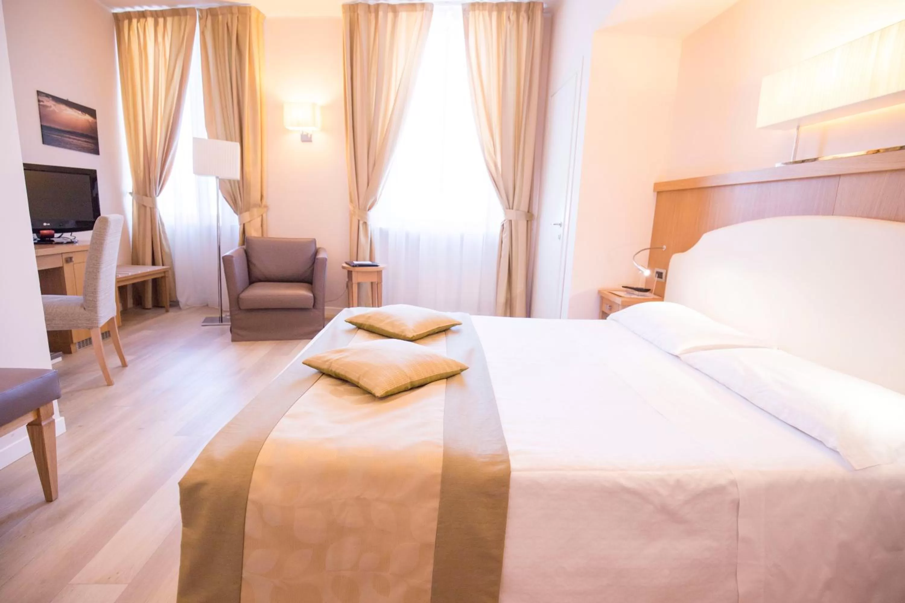 Photo of the whole room, Bed in Hotel Sirmione Terme
