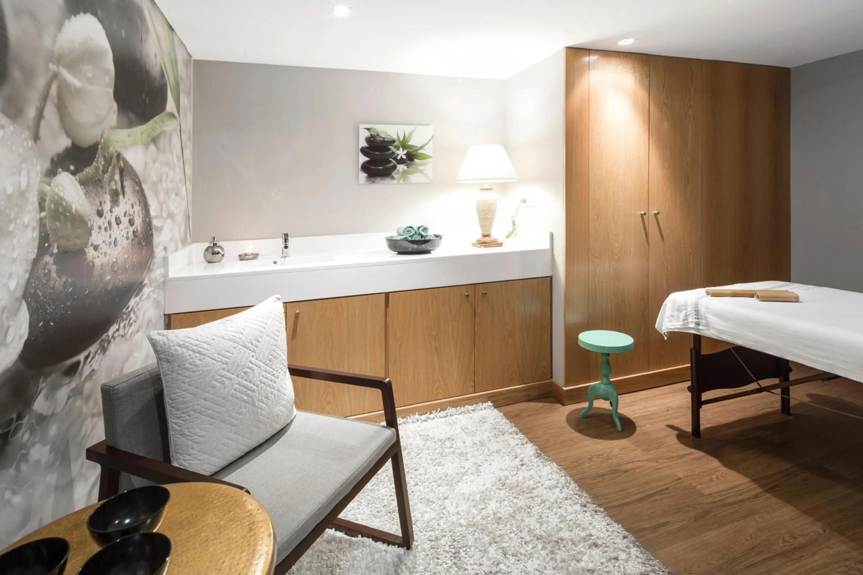 Massage, Bed in Hotel Alvalade