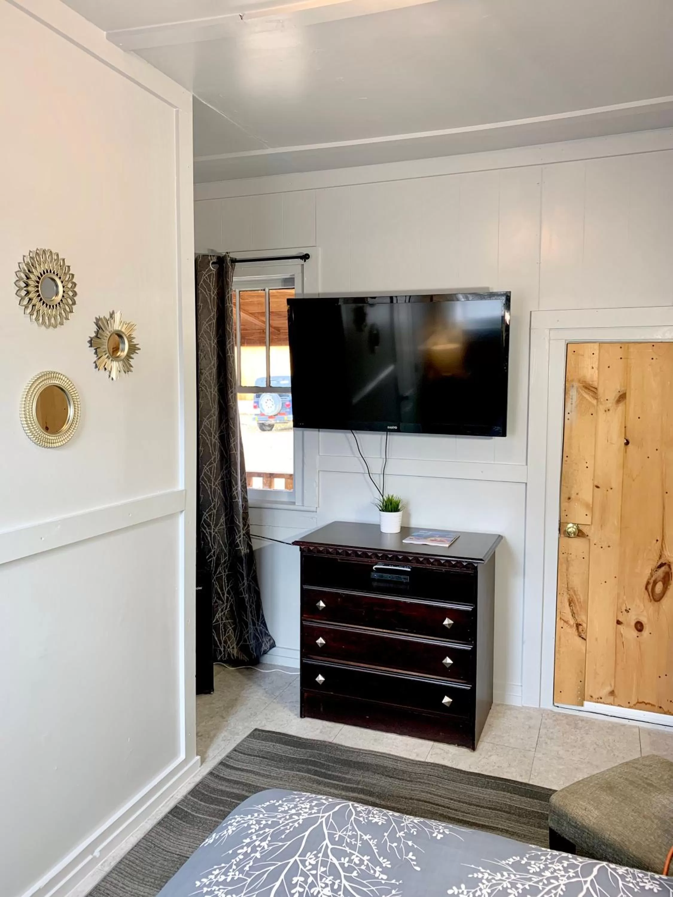 Communal lounge/ TV room in Spring Creek Hotel