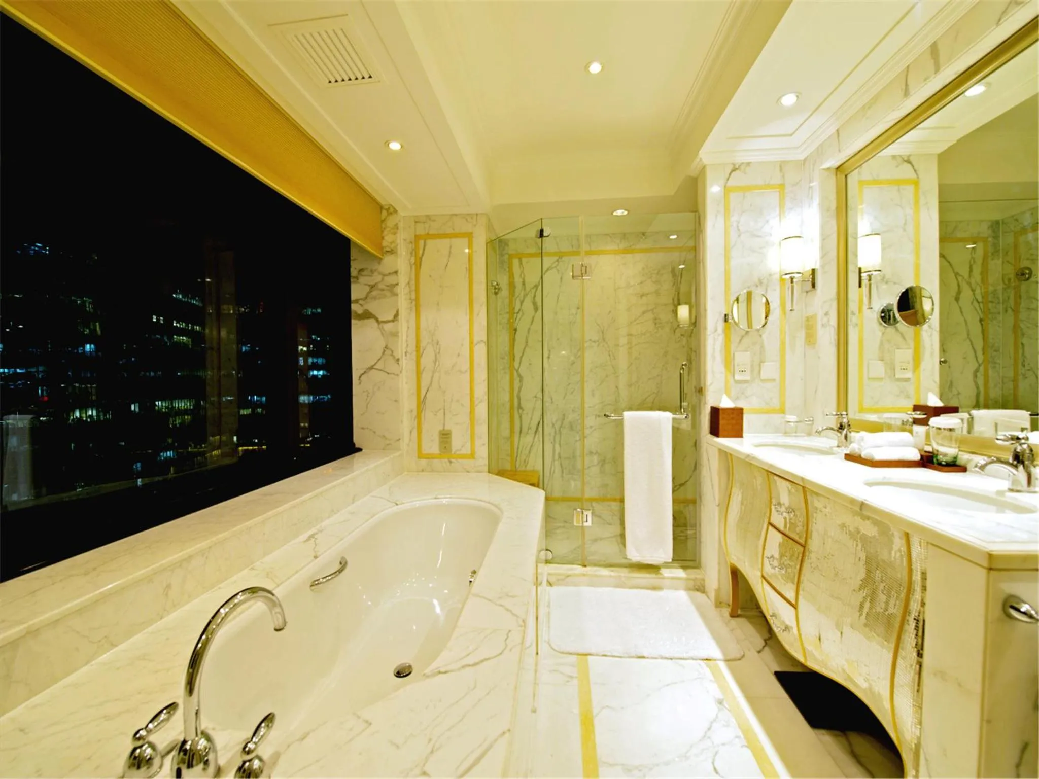 Bathroom in The Kunlun Beijing Jin Jiang Radisson
