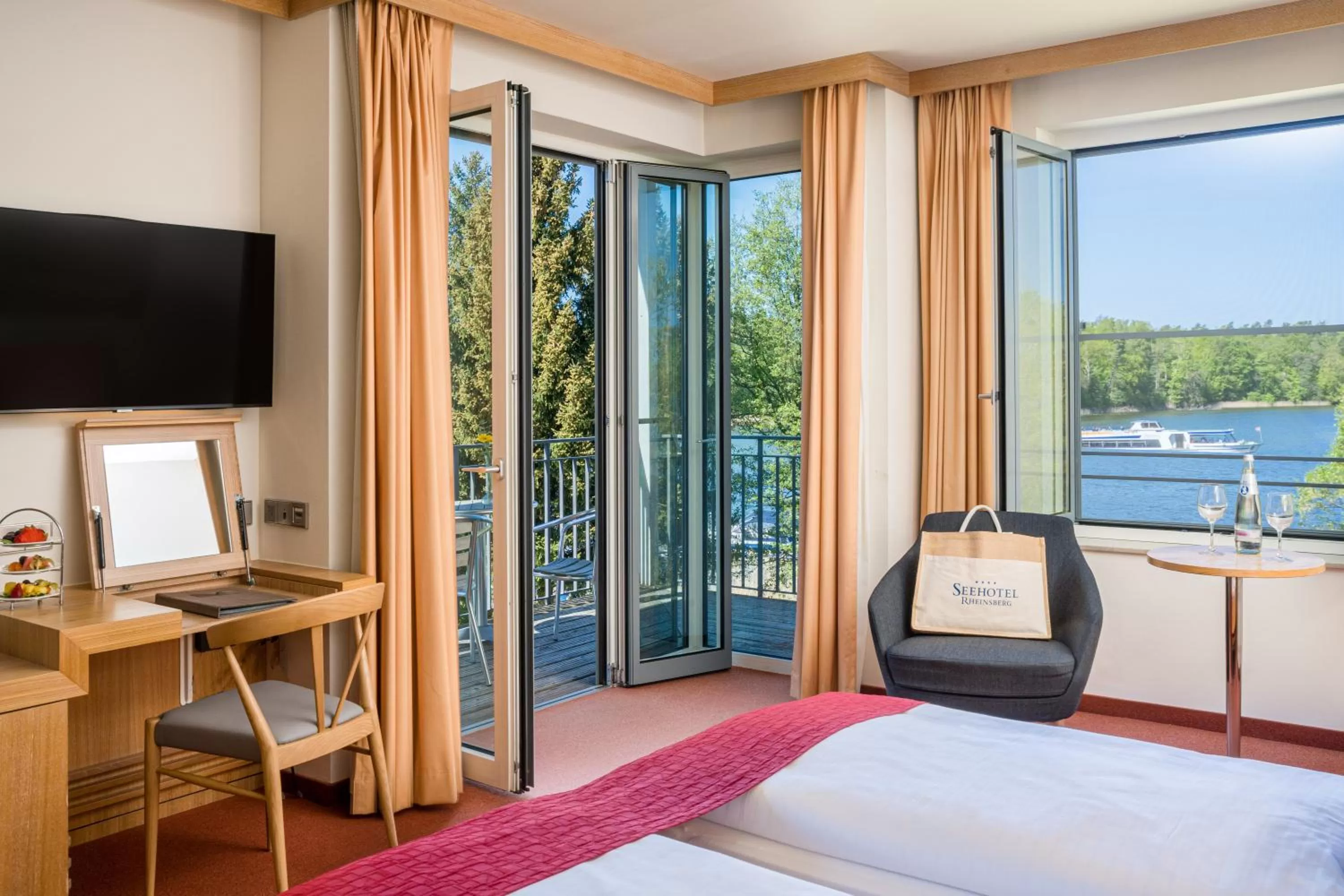 TV and multimedia, Bed in Seehotel Rheinsberg
