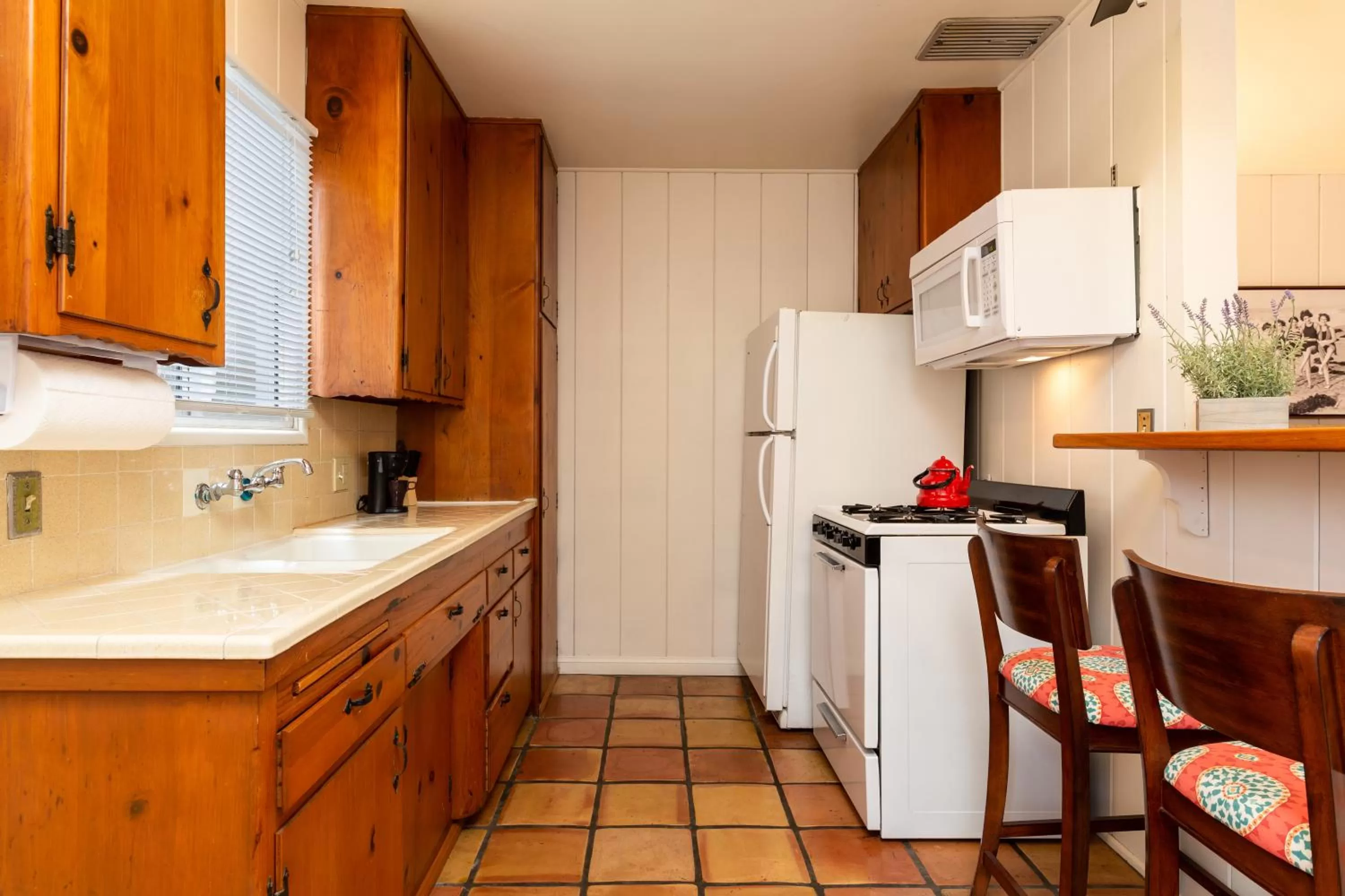 Kitchen or kitchenette in The Sea View Inn At The Beach