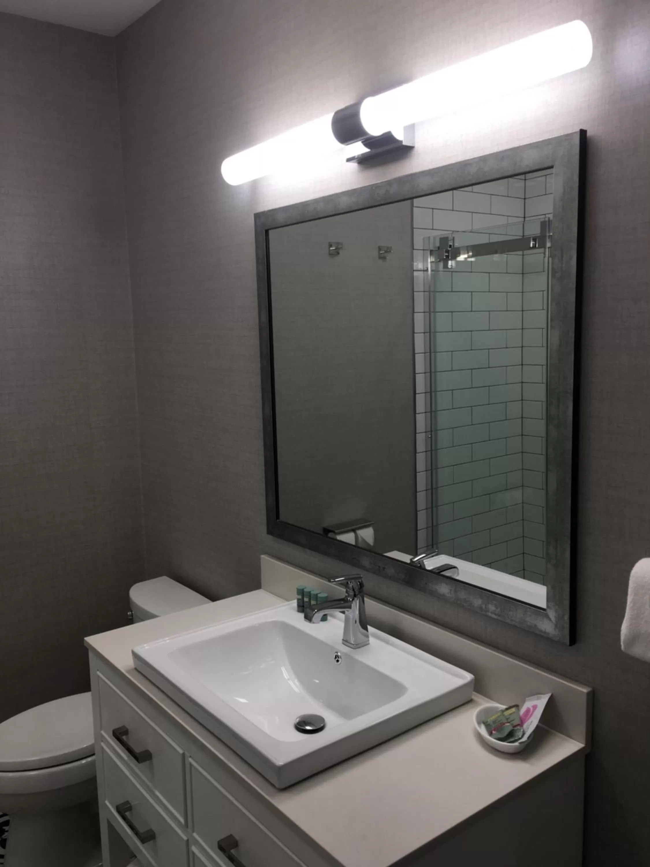 Bathroom in Riverside inn hannibal