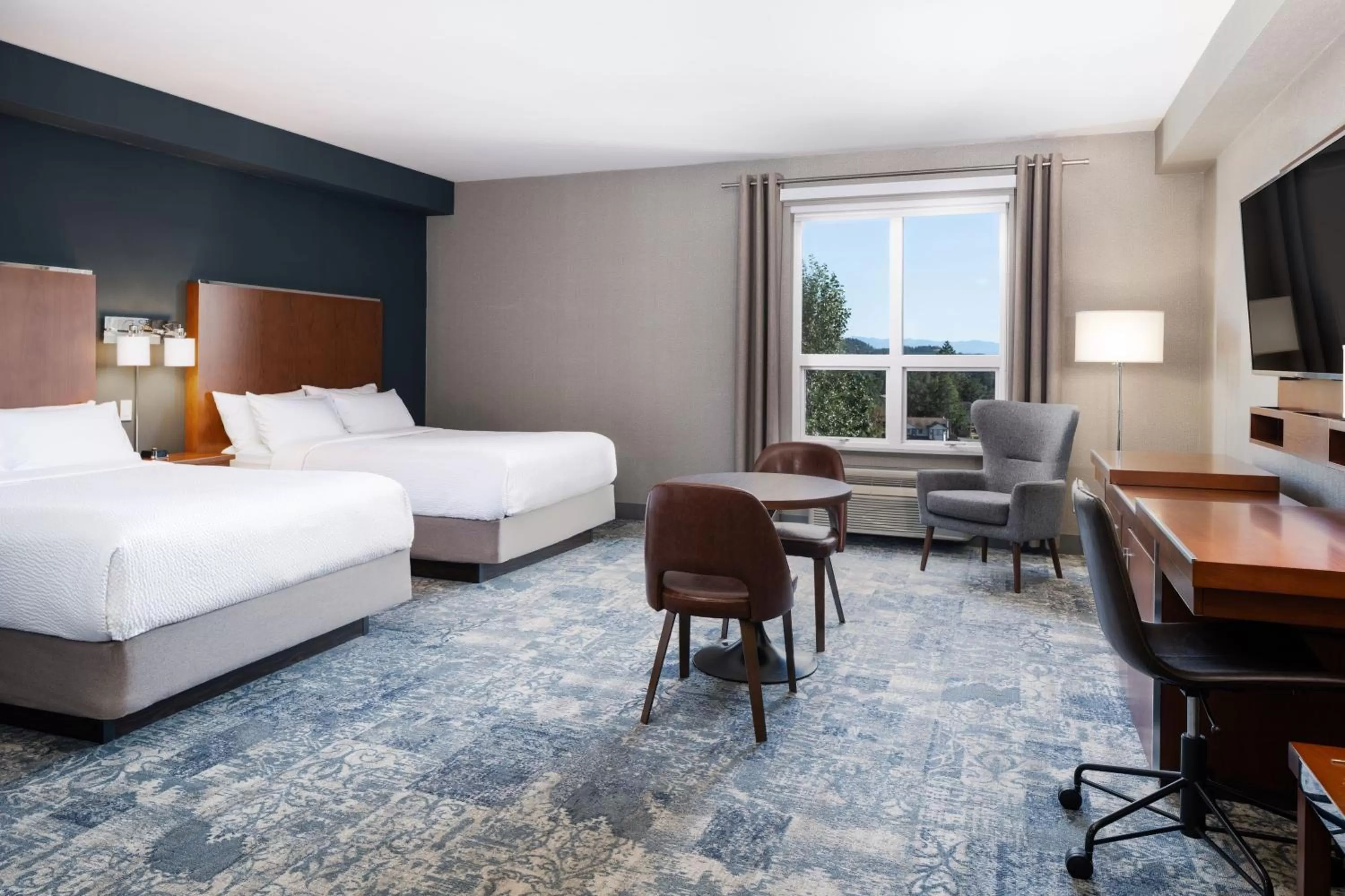 Photo of the whole room, Bed in Four Points by Sheraton Victoria Gateway