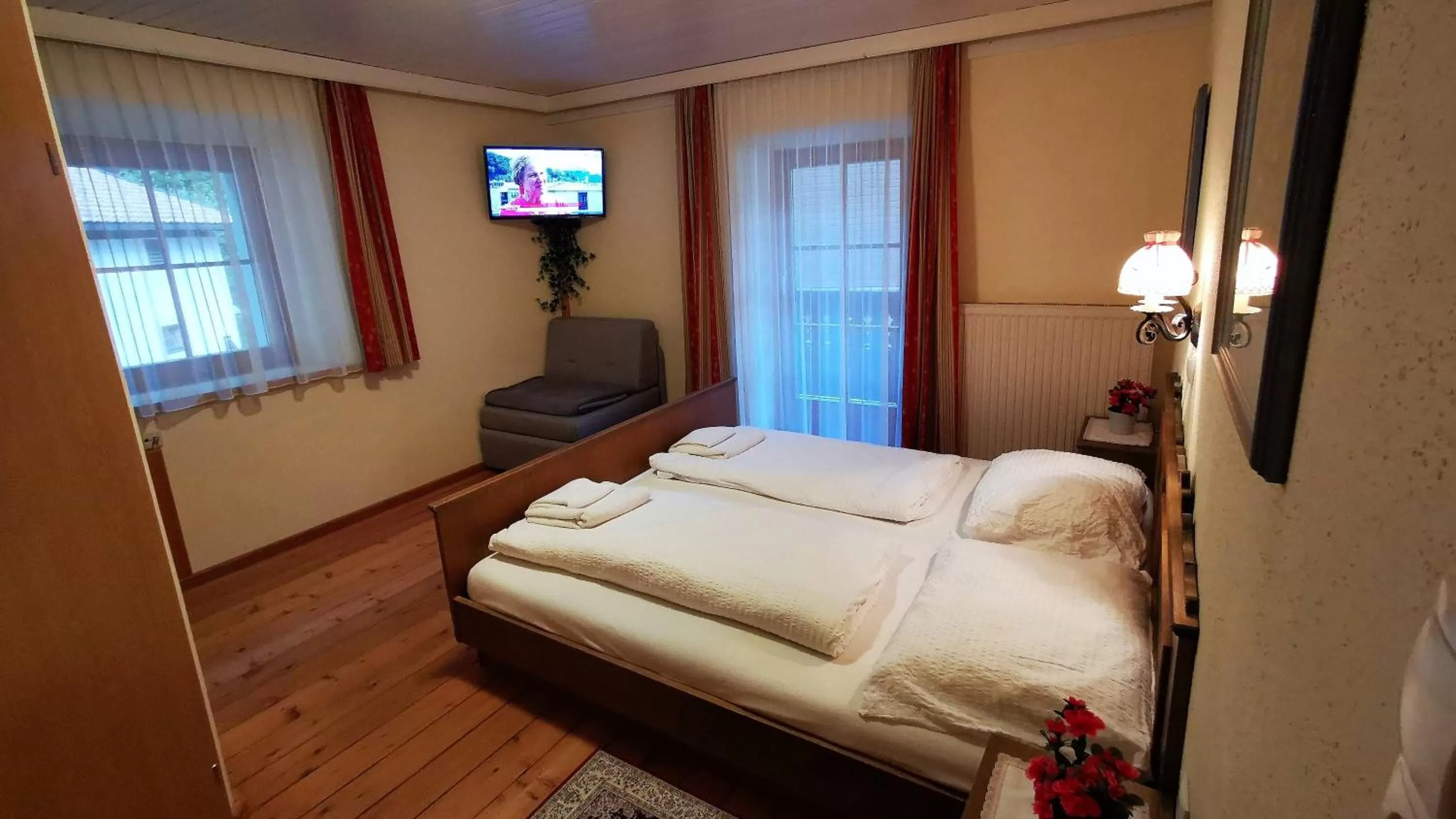 Photo of the whole room, Bed in Gasthof Geronimo