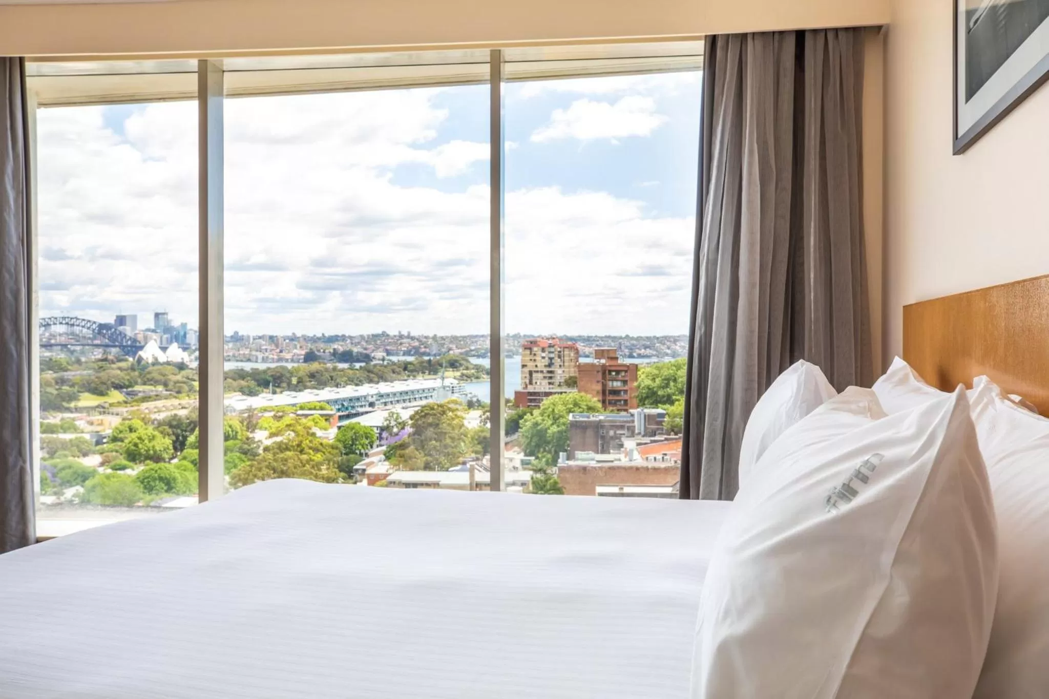 Photo of the whole room, Bed in Holiday Inn Sydney Potts Point