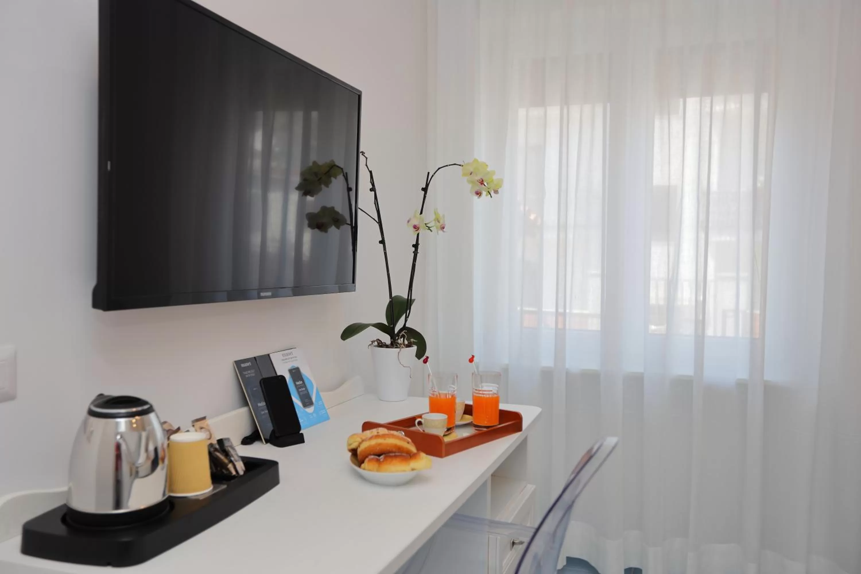 TV and multimedia, TV/Entertainment Center in Domus Meta