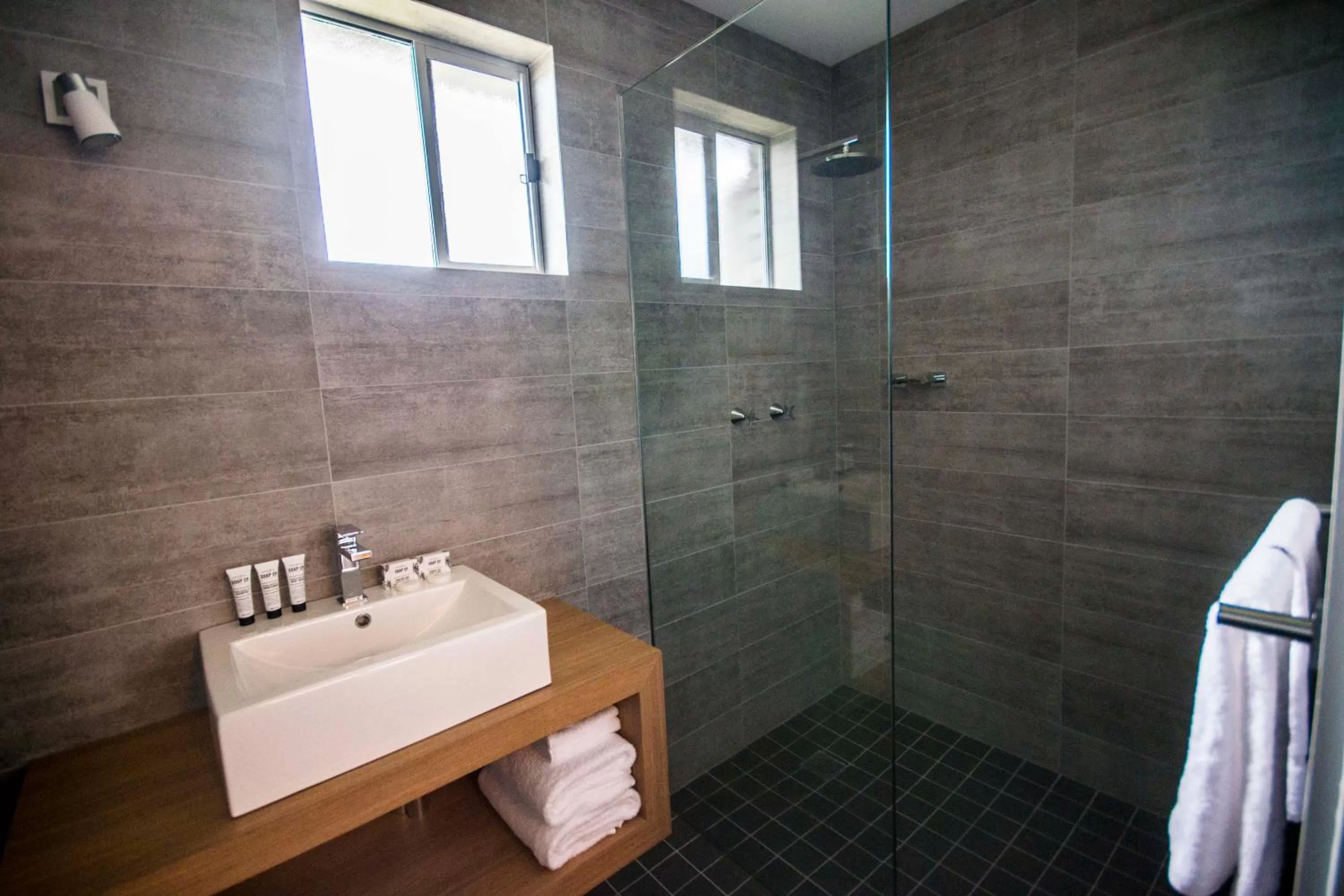 Bathroom in Quays Hotel