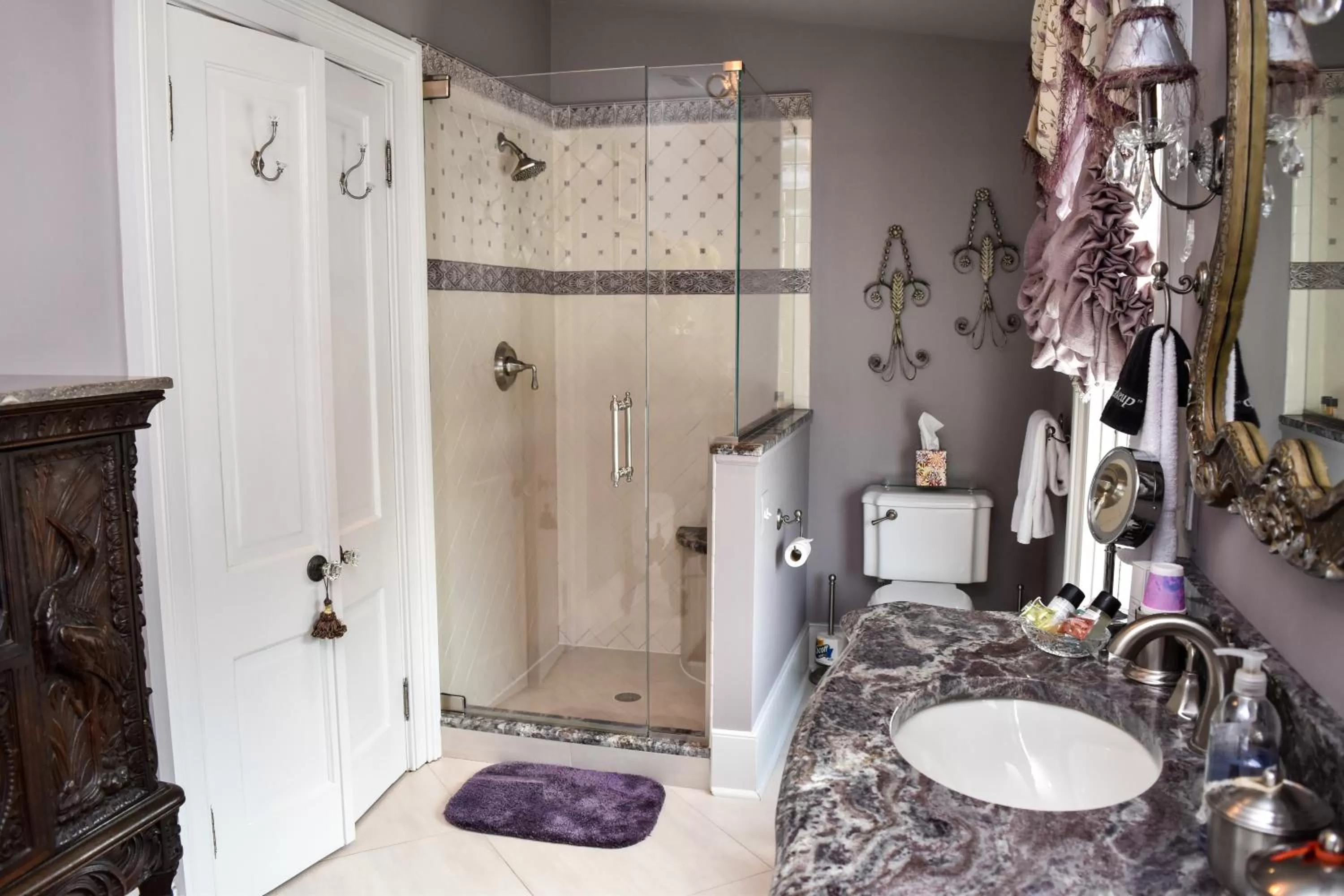 Shower in The Richard Johnston Inn & 1890 Caroline House