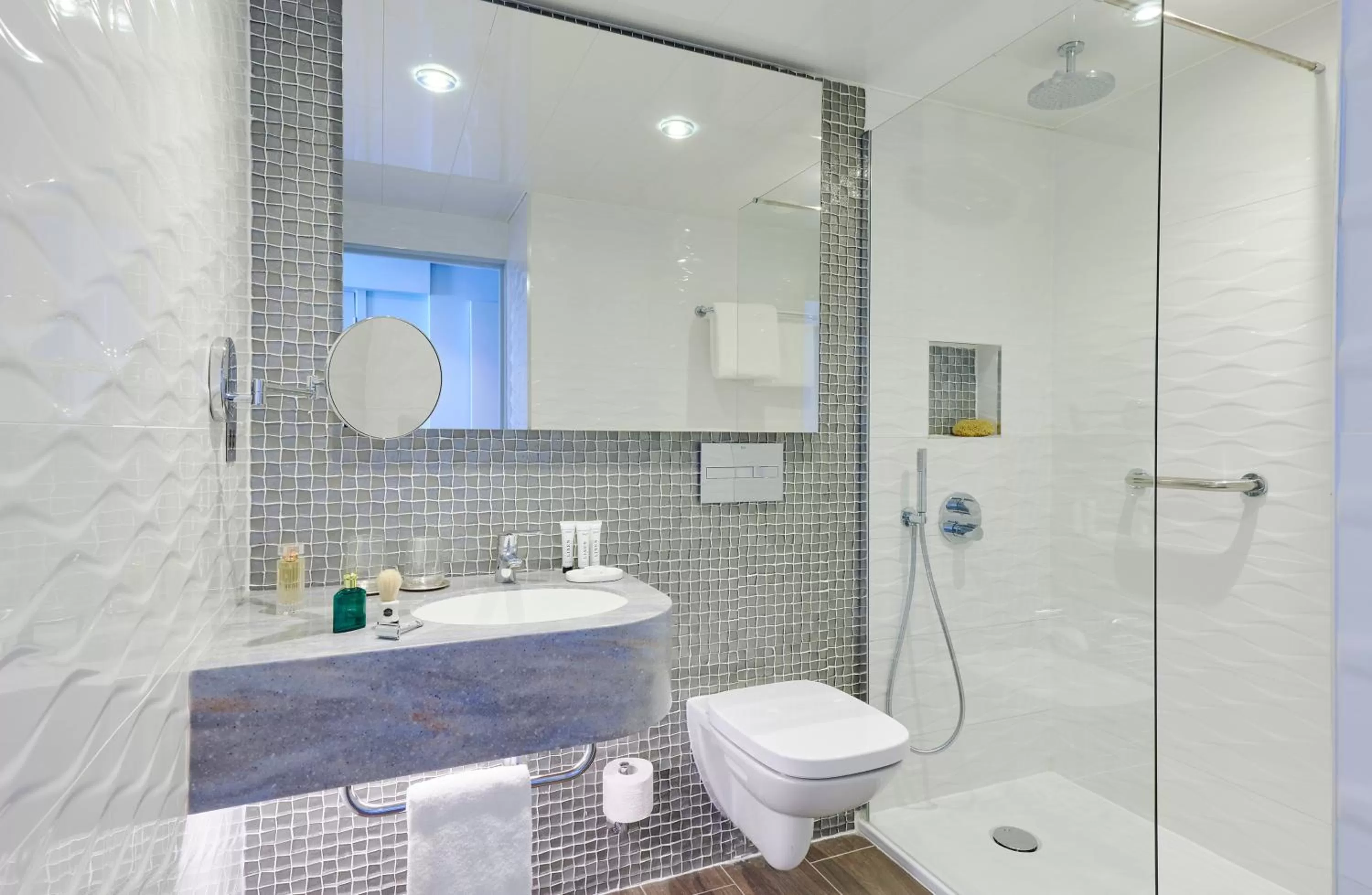 Shower in The Eliott Hotel