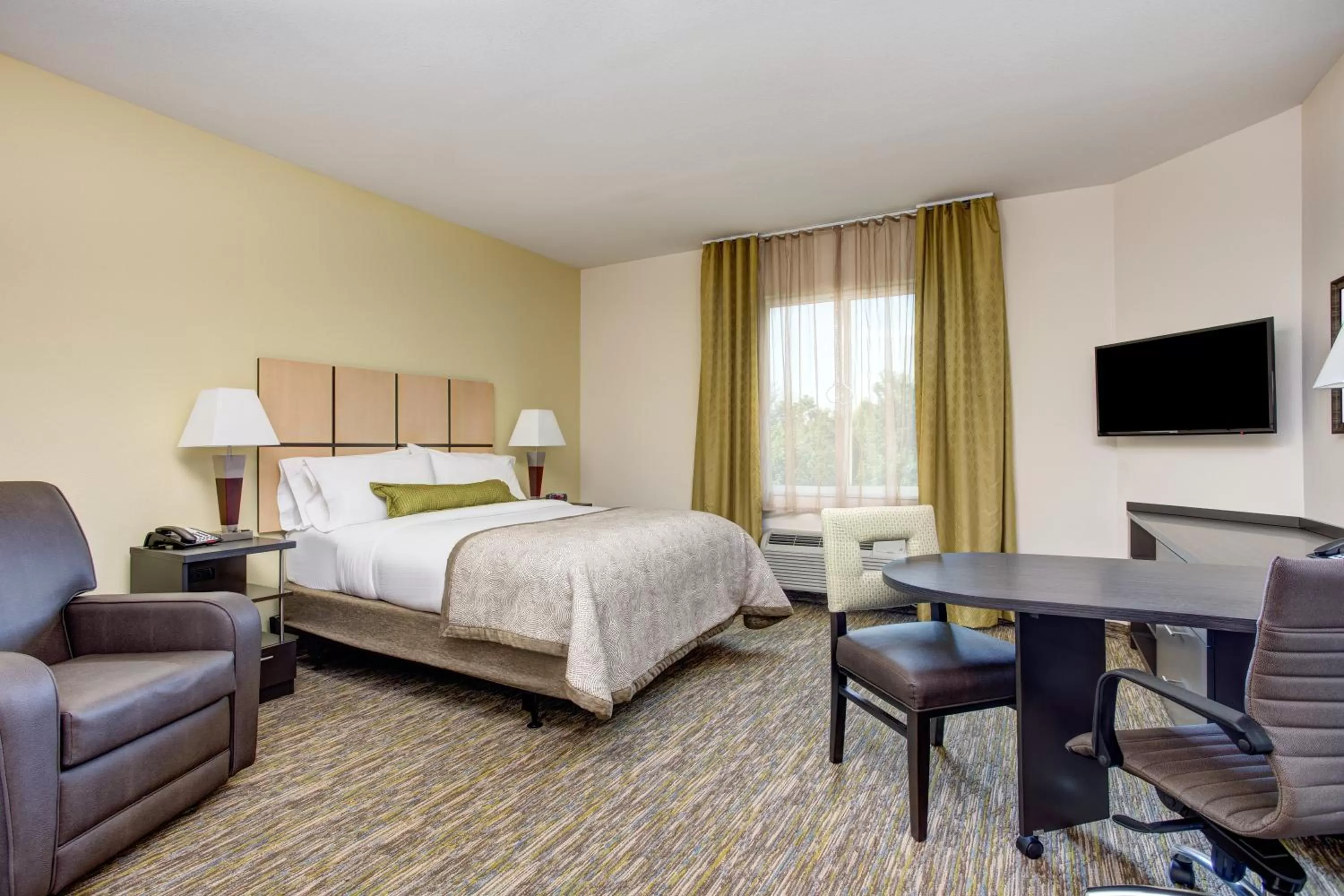 Photo of the whole room, Bed in Candlewood Suites Cut Off - Galliano by IHG