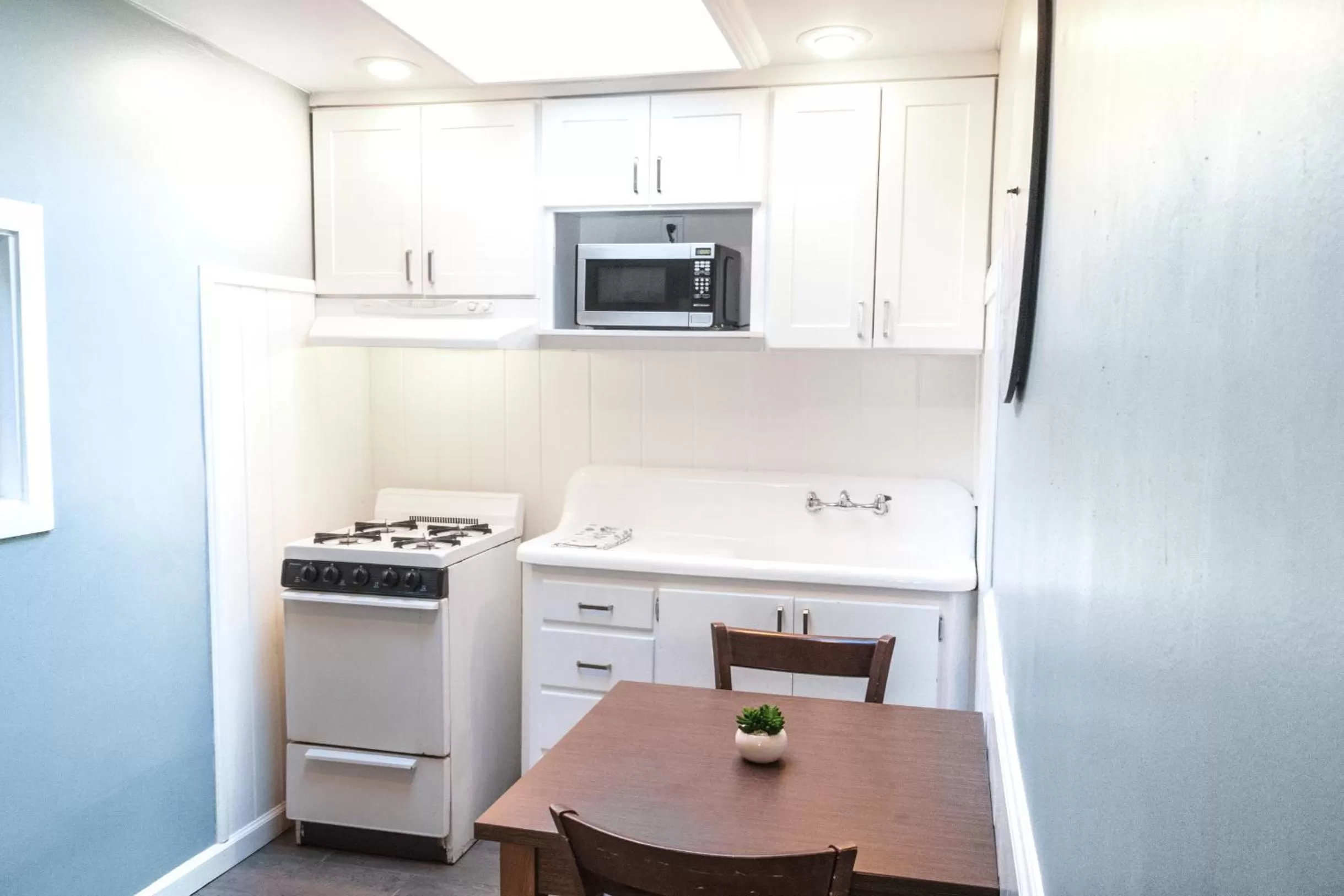 Kitchen or kitchenette in Ocean Echo Inn & Beach Cottages