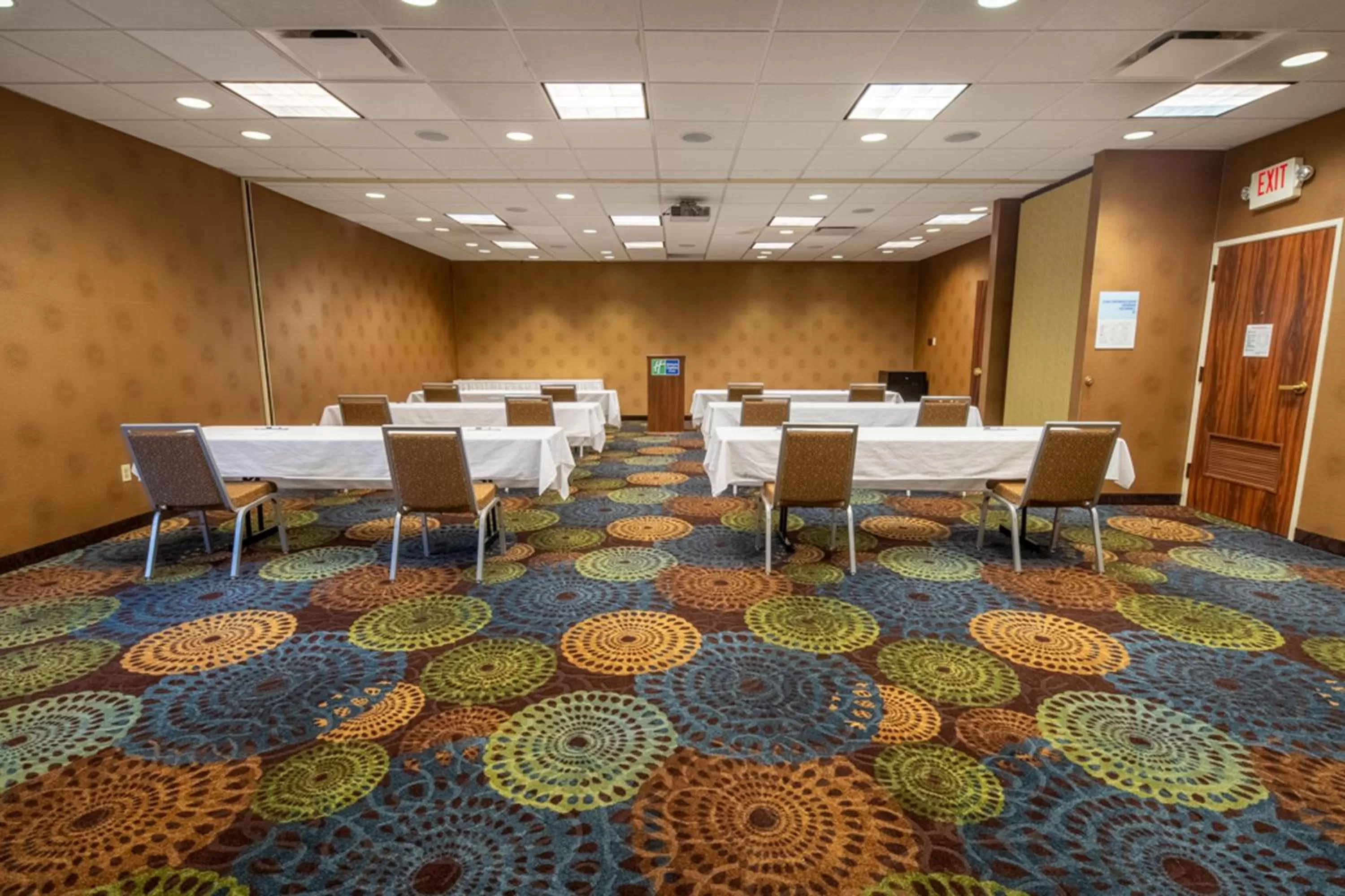 Meeting/conference room in Holiday Inn Express Hotel & Suites Pittsburgh Airport by IHG