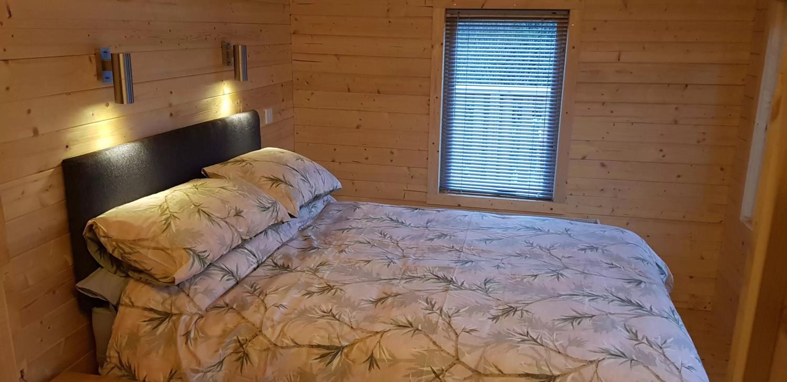 Bedroom, Bed in The Rivers Arms