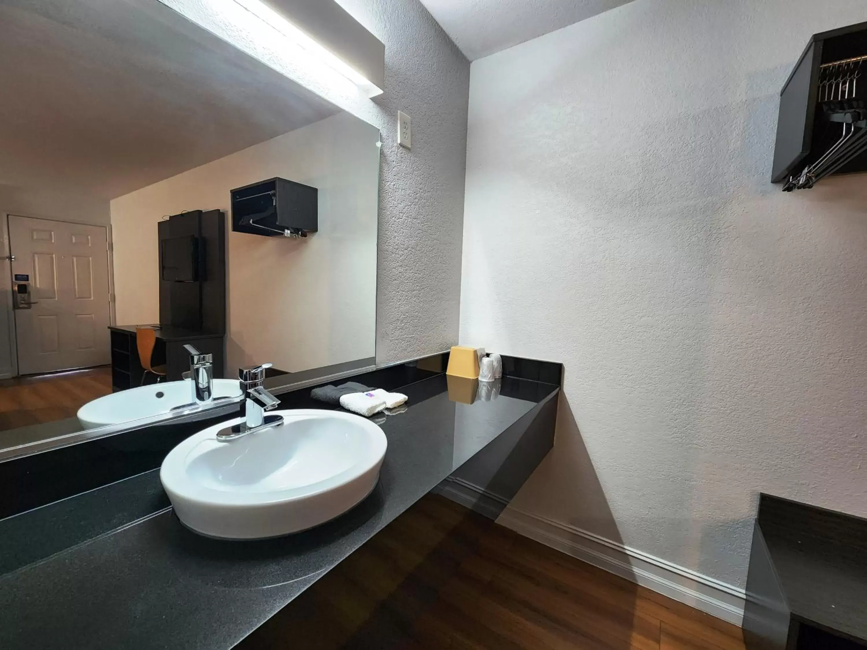 King Room with Roll-in Shower - Disability Access - smoking in Motel 6 North Little Rock, AR-JFK Blvd King Room with Roll-in Shower - Disability Access - smoking in Motel 6 North Little Rock, AR-JFK Blvd