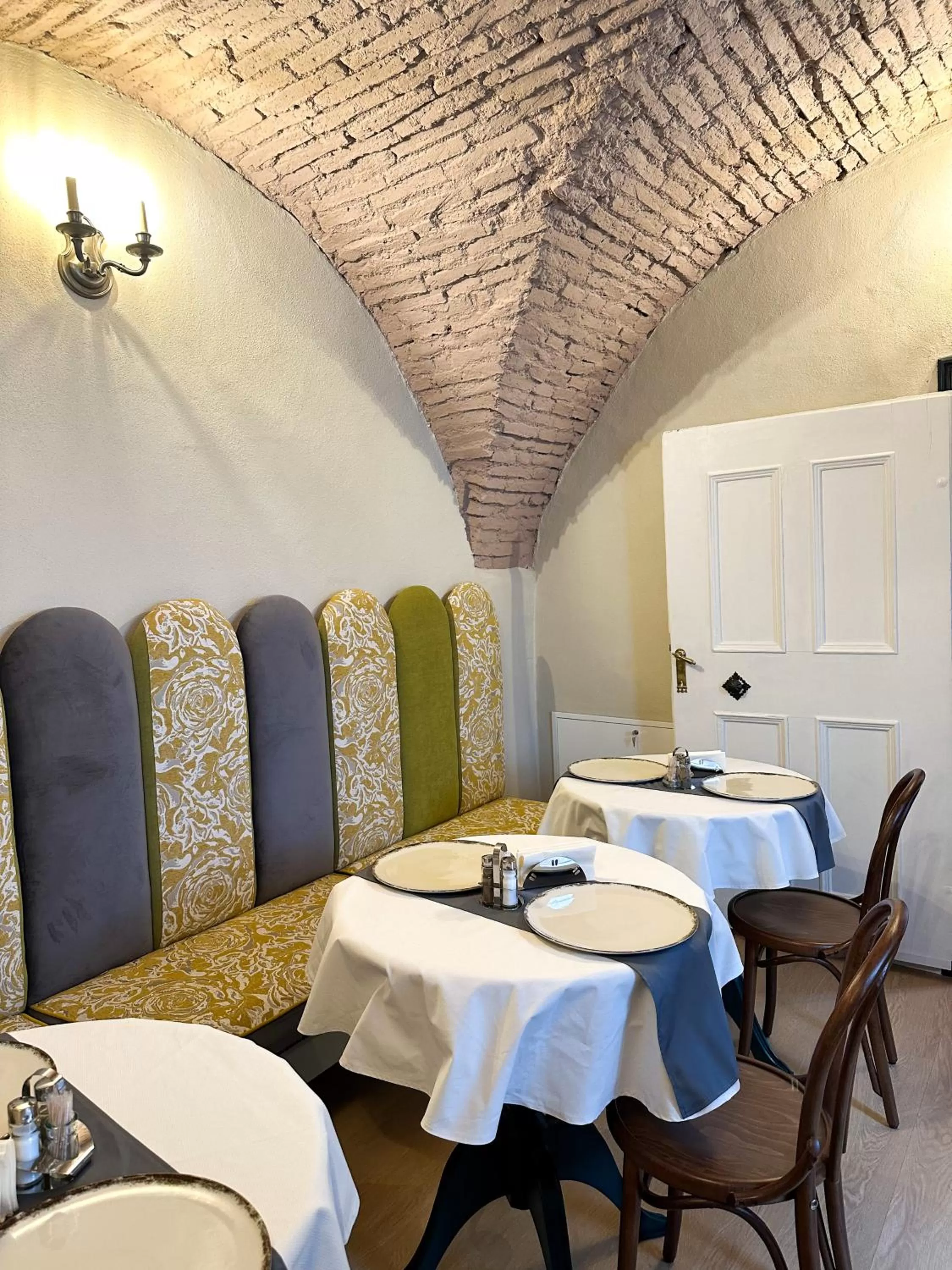 Breakfast, Restaurant/Places to Eat in MAGISTER seven