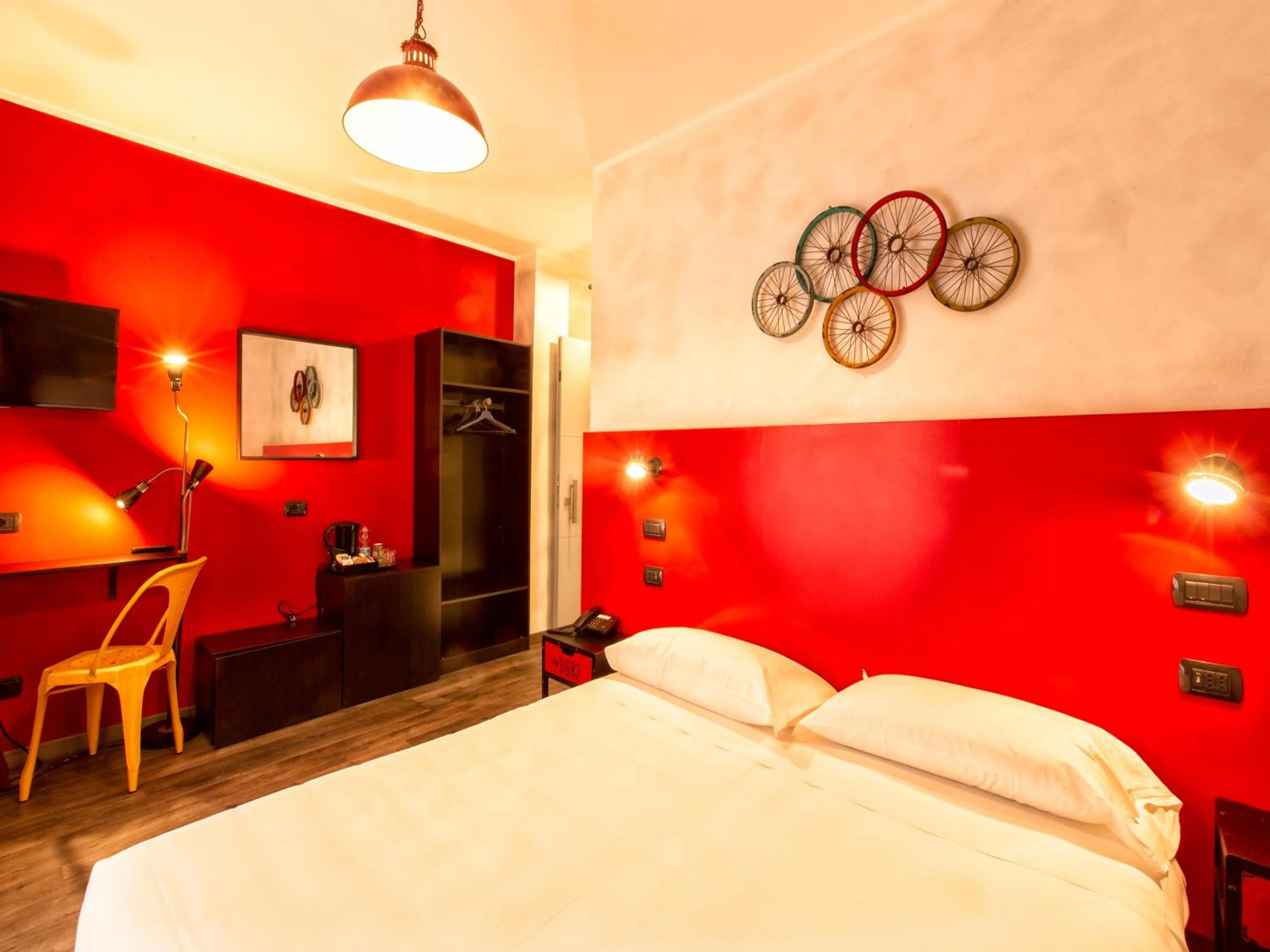 Photo of the whole room, Bed in Hotel Napoleon Susa