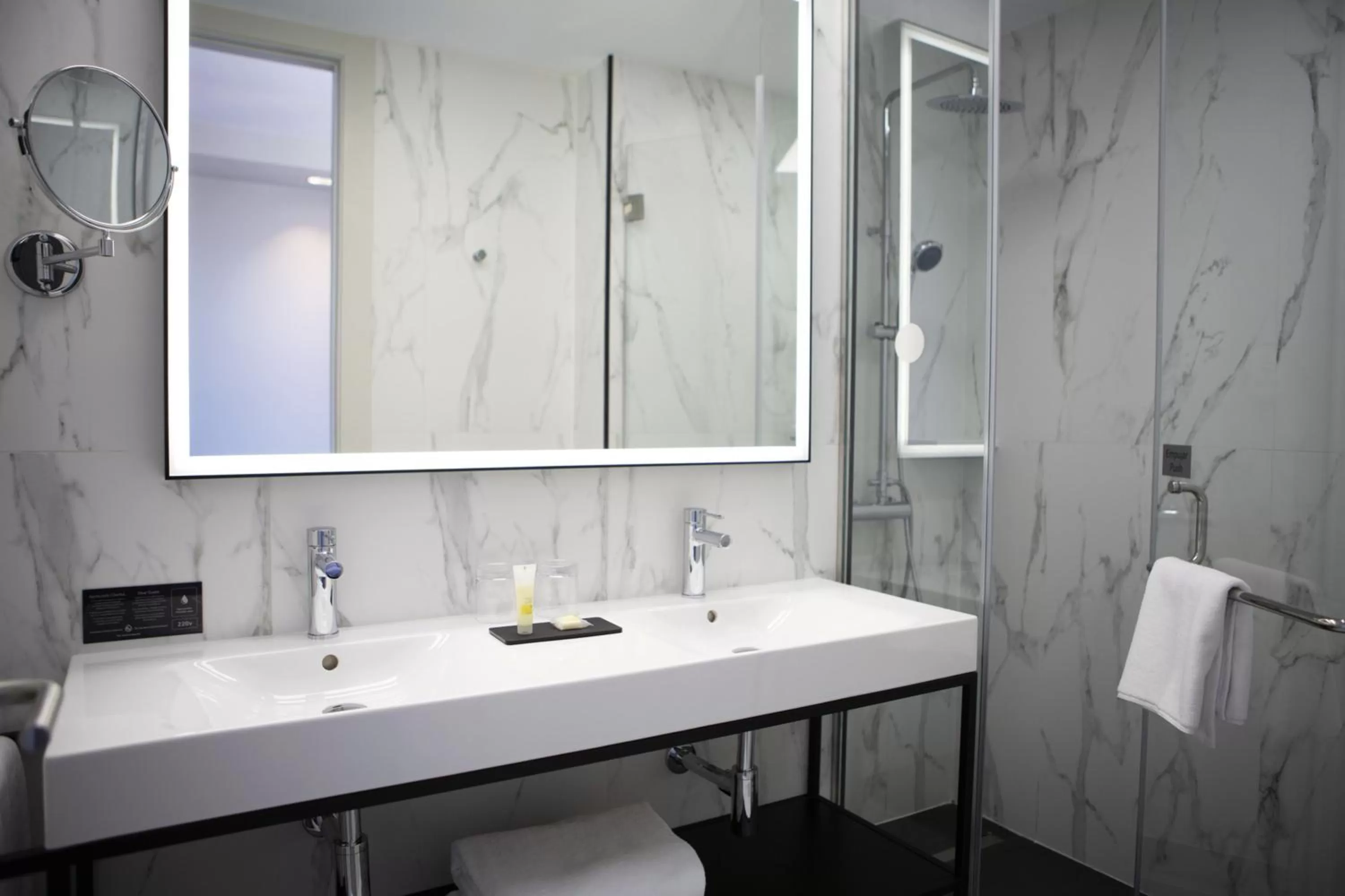 Bathroom in Riu Plaza España