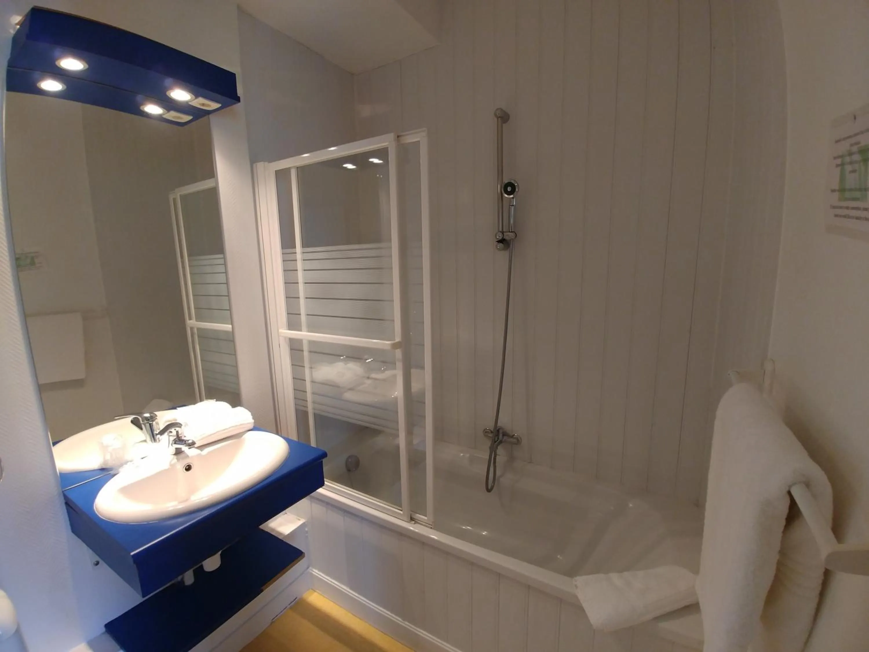 Bathroom in Hôtel Agena