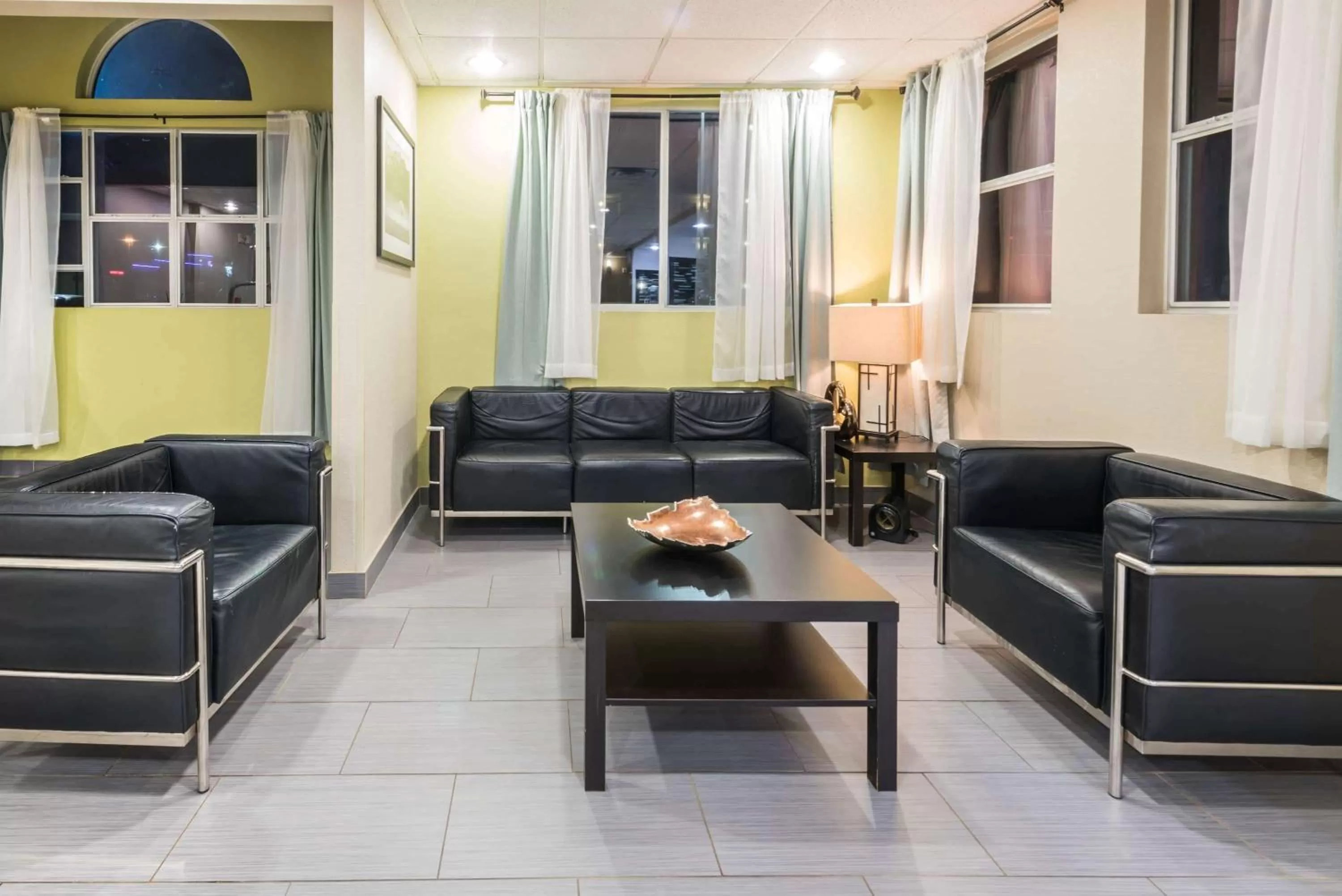 Lobby or reception, Seating Area in Microtel Inn & Suites by Wyndham Ft. Worth North/At Fossil