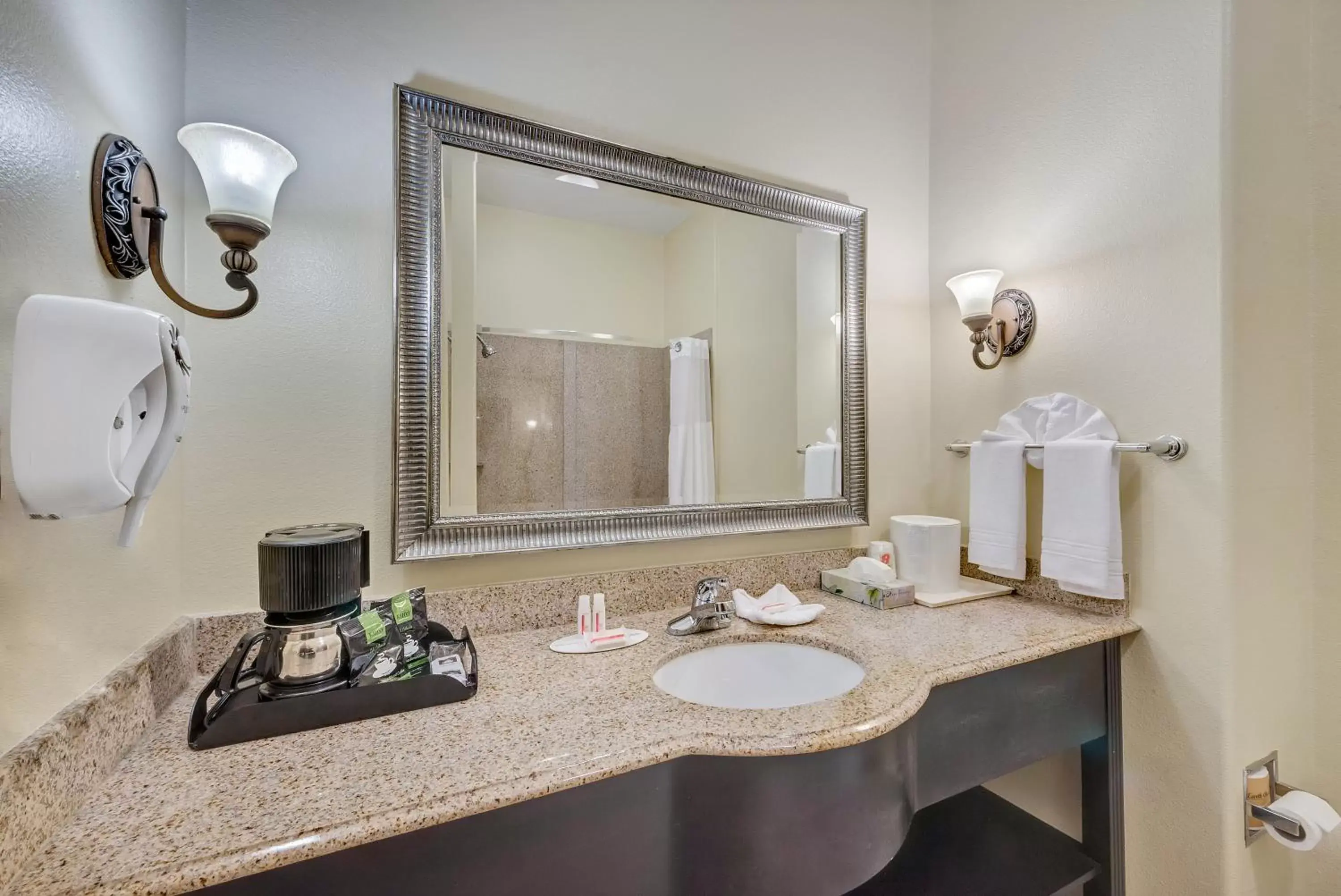 King Room with Bath Tub - Mobility/Hearing Accessible - Non-Smoking in Super 8 by Wyndham Hidalgo at La Plaza Mall & Mcallen Airport King Room with Bath Tub - Mobility/Hearing Accessible - Non-Smoking in Super 8 by Wyndham Hidalgo at La Plaza Mall & Mcallen Airport
