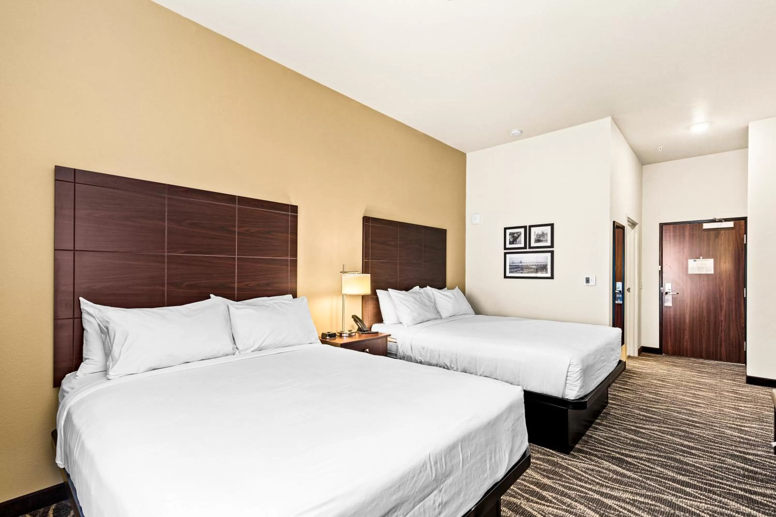 Bed in Cobblestone Hotel & Suites - Superior Duluth