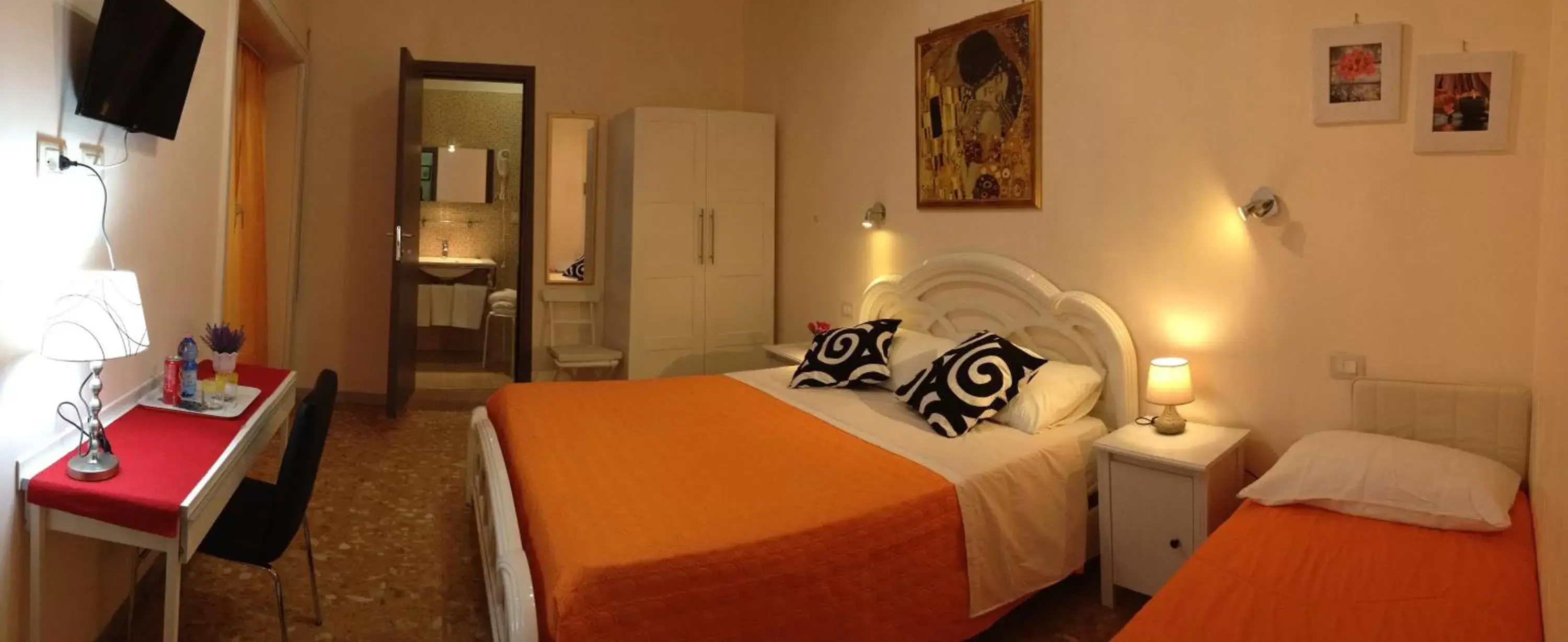 Triple Room with Balcony - single occupancy in Vatican Golden Rooms Triple Room with Balcony - single occupancy in Vatican Golden Rooms